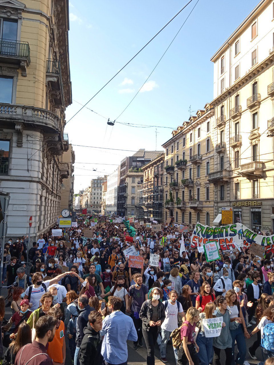 Youth4Climate, in migliaia a Milano per una marcia di 3 ore. Gli attivisti: «Nessuna fiducia nei governi» – Il video