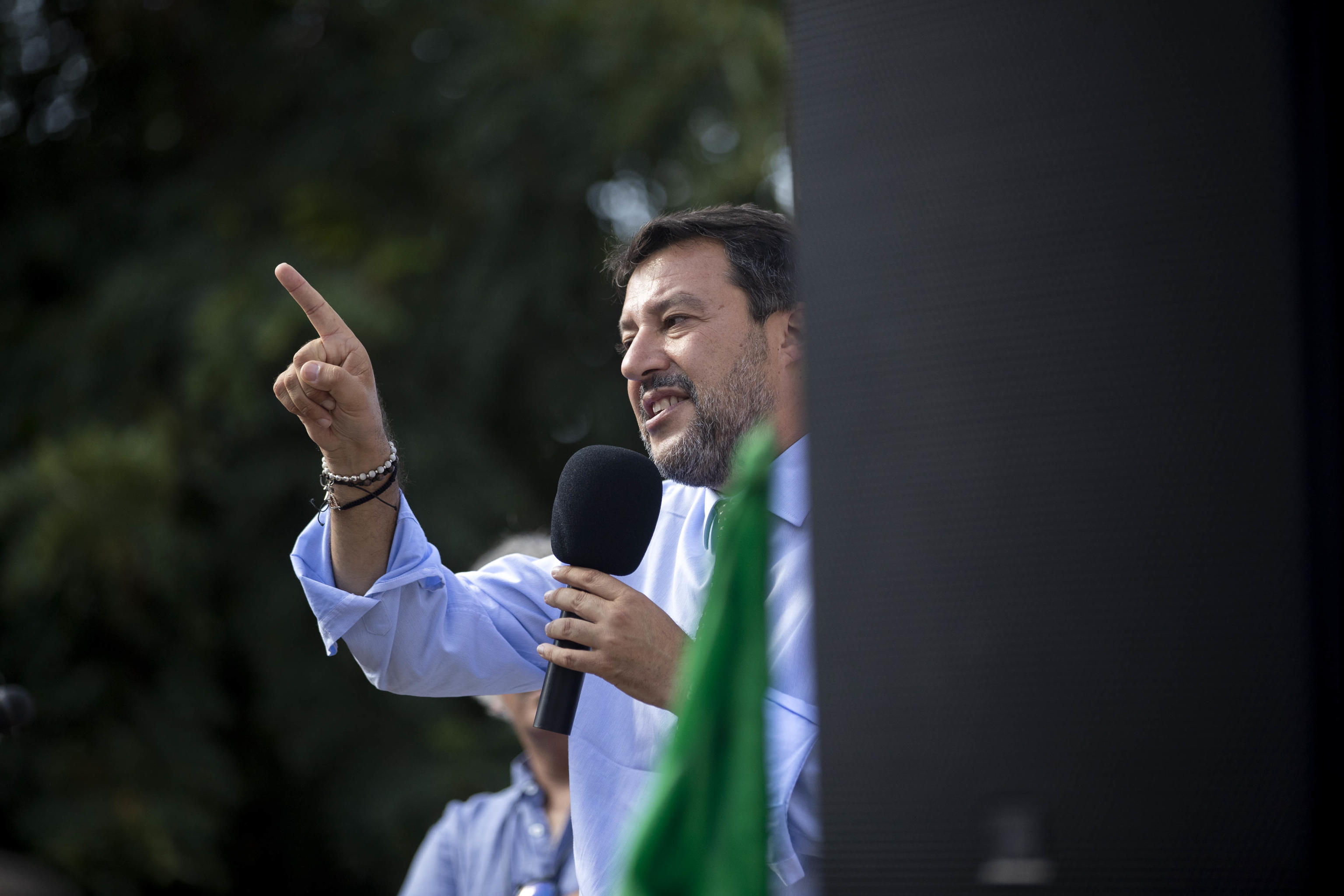 Matteo Salvini, sul palco a Mentana per incontrare il candidato sindaco per il centrodestra Marco Lodi.  Mentana 30 settembre 2021 
ANSA/MASSIMO PERCOSSI