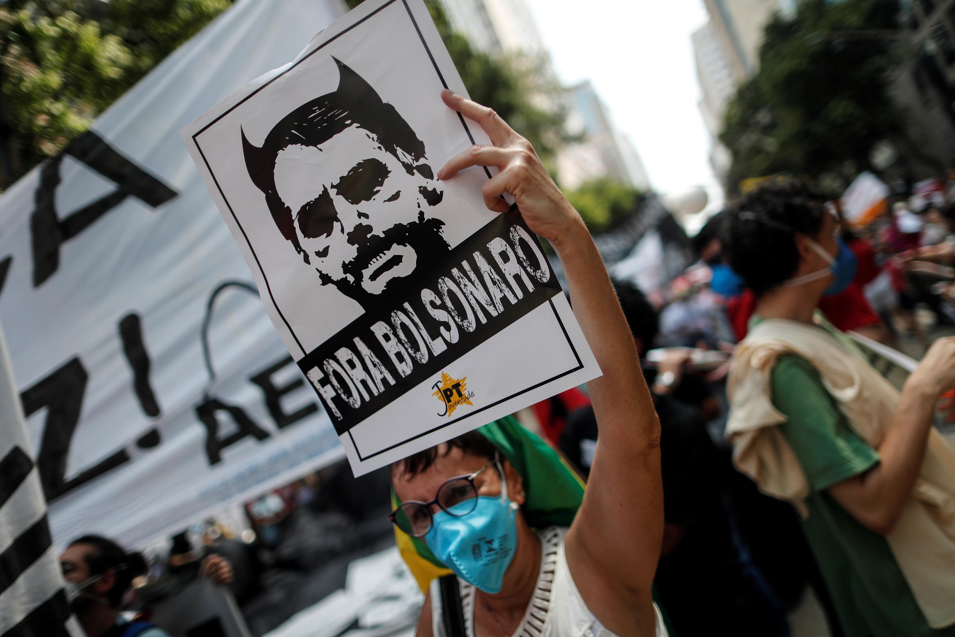 epa09502383 Protesters participate in a protest against Brazilian President, Jair Bolsonaro, in Rio de Janeiro, Brazil, 02 October 2021. Convened by left-wing parties, union centrals and civil society groups, the protests aim not only to defend against the president's accusation, but also to criticize unemployment and rising inflation, as well as problems in other areas such as the environment and health.  EPA/Antonio Lacerda