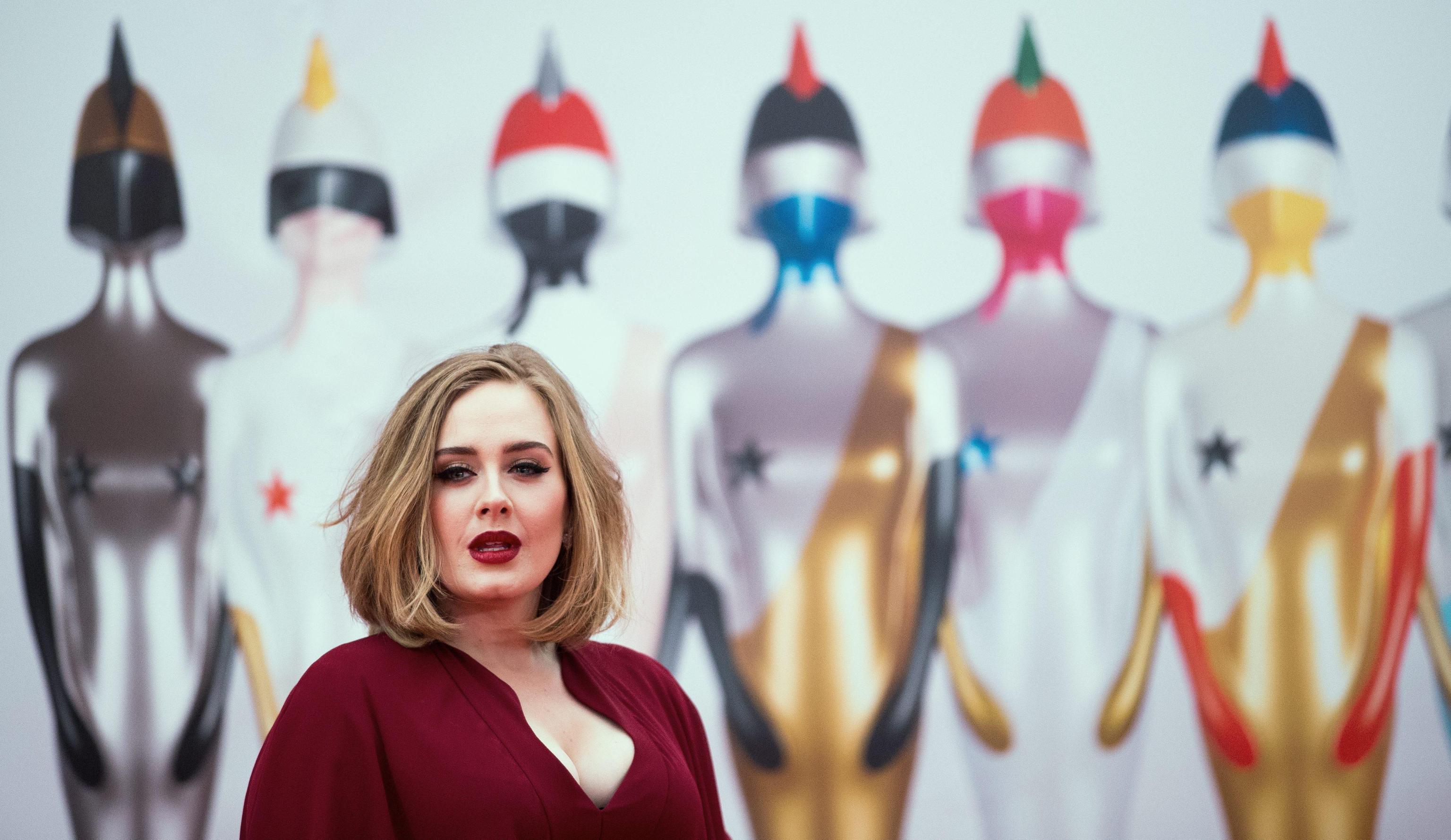 epa05179158 British singer Adele arrives on the red carpet for the 2016 Brit Awards at the O2 Arena in Greenwich, London, Britain, 24 February 2016.  EPA/ANDREW COWIE