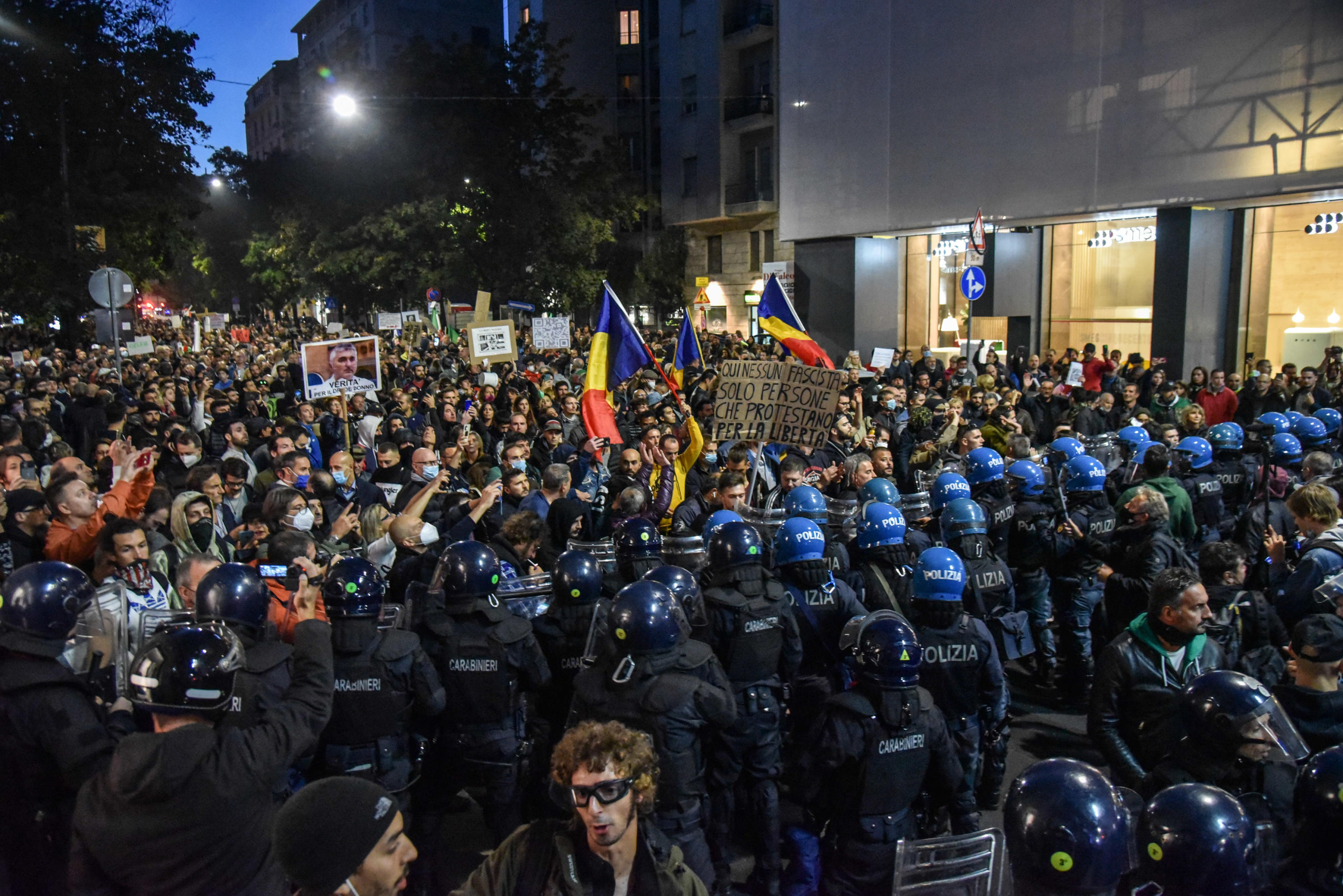 Scontri al corteo No Green pass di Milano, il sospetto della polizia: gli anarchici dietro l’assalto fallito alla Cgil e al Corriere – Il video Scontri al corteo No Green pass di Milano, il sospetto della polizia: gli anarchici dietro l’assalto fallito alla Cgil e al Corriere – Il video