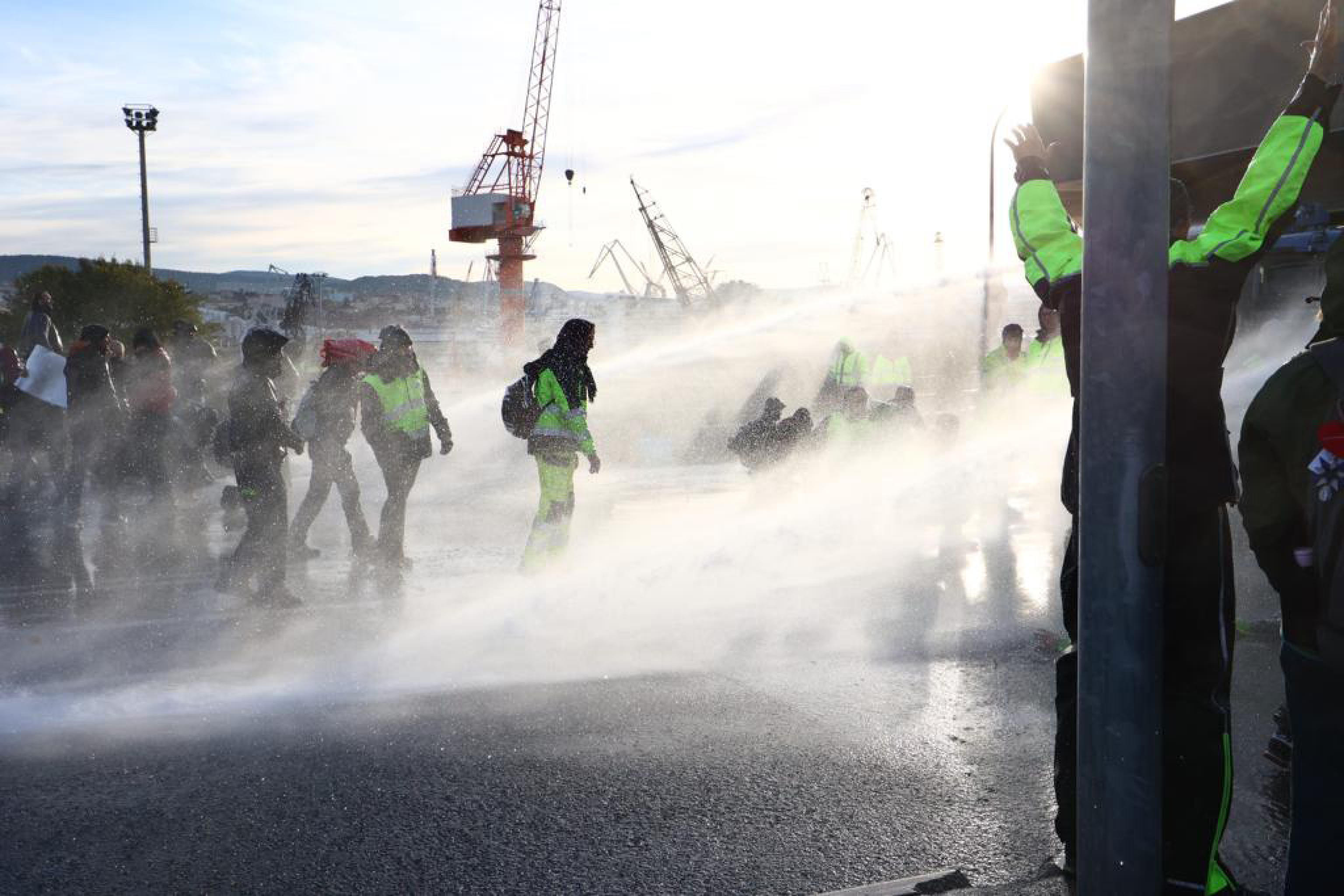 Trieste, la polizia carica i manifestanti. In azione anche gli idranti Trieste, la polizia carica i manifestanti. In azione anche gli idranti