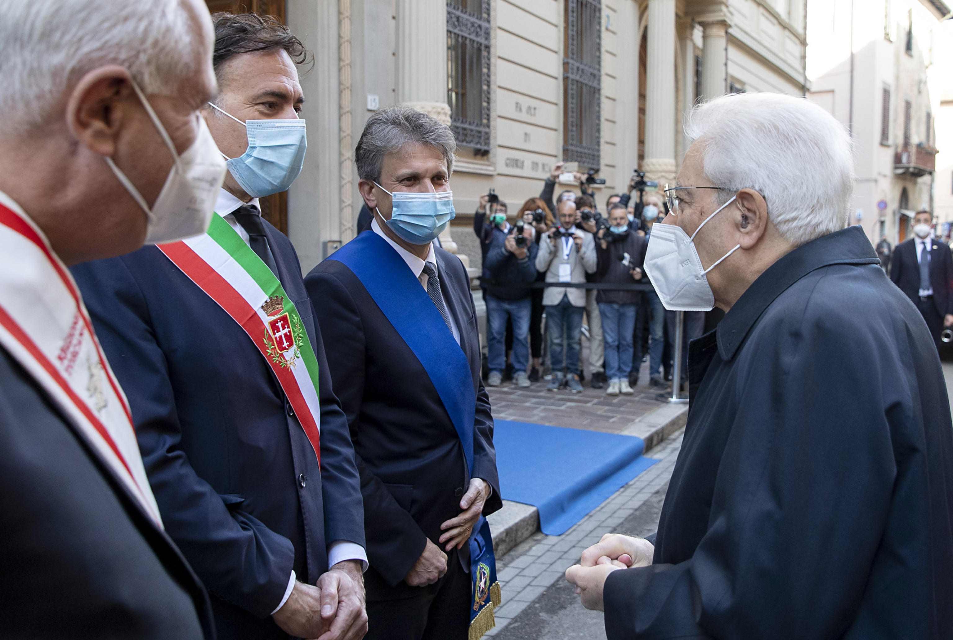 Il Presidente della Repubblica Sergio Mattarella accolto dal Presidente della Regione Toscana Eugenio Giani, dal Sindaco di Pisa Michele Conti e dal Presiedente della Provincia di Pisa Massimiliano Angori, in occasione dell'inaugurazione dell'Anno Accademico 2020-2021,  18 ottobre 2021. ANSA/PRESIDENZA DELLA REPUBBLICA/PAOLO GIANDOTTI/US