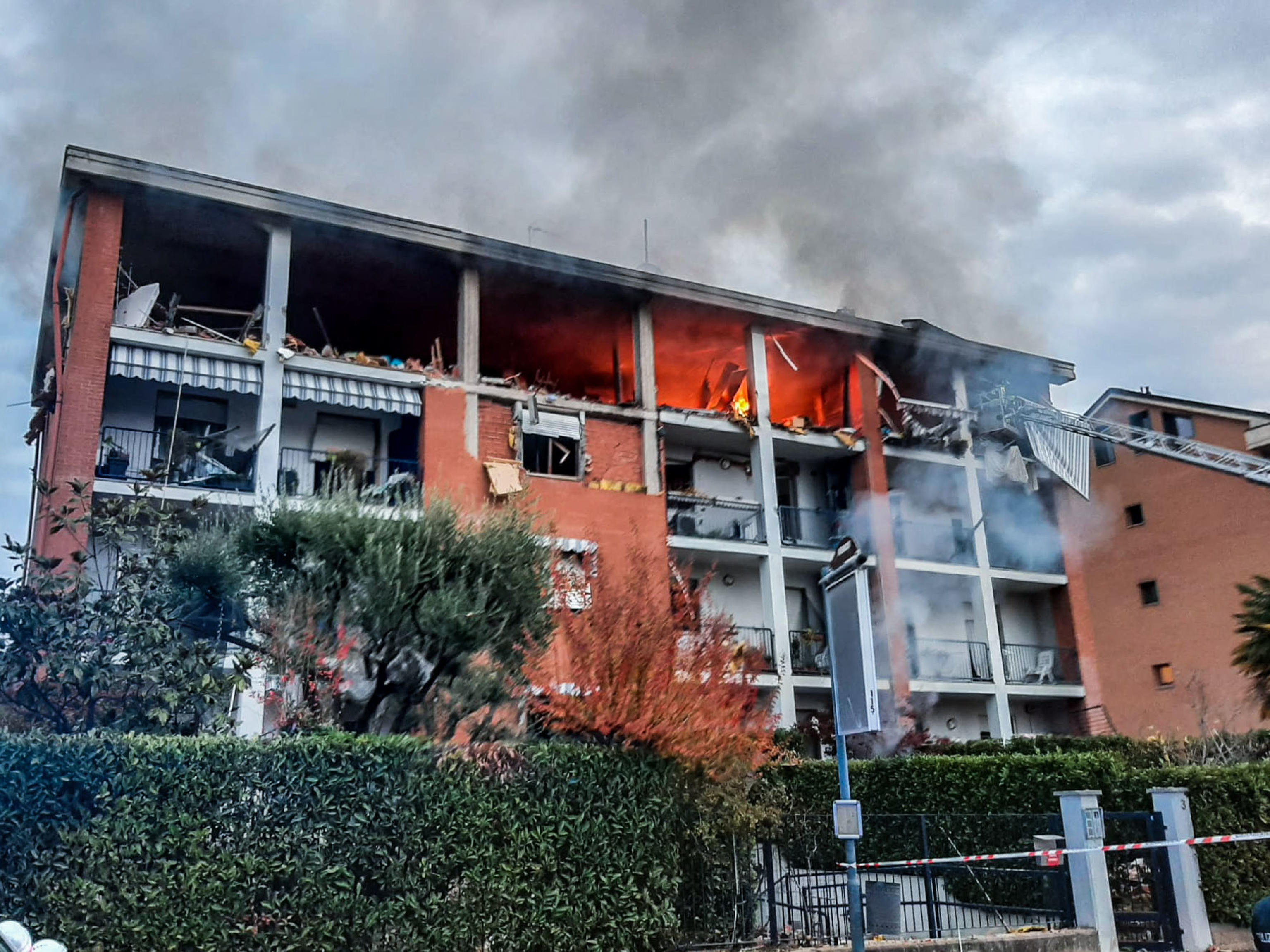 Crollo di una palazzina a Pinerolo, in piazza Sabin, nella prima mattinata di venerdì 29 ottobre ANSA/CARABINIERI