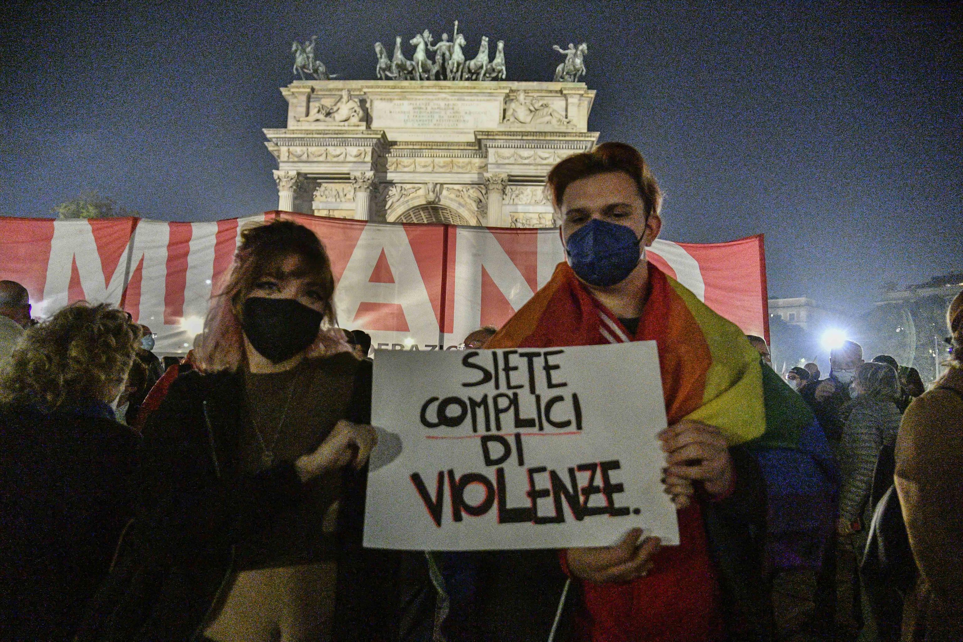 Presidio dei Sentinelli all'Arco della Pace dopo lo stop in Senato del ddl Zan, Milano, 28 ottobre 2021. ANSA/ ANDREA FASANI