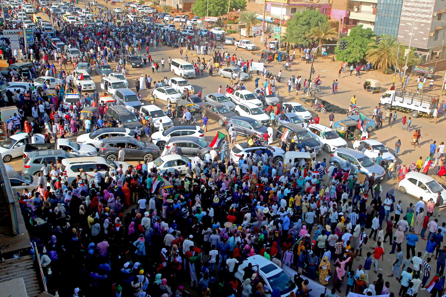Golpe in Sudan, il premier arrestato spinge a protestare contro il colpo di Stato. I militari sparano sulla folla: diversi feriti – Il video