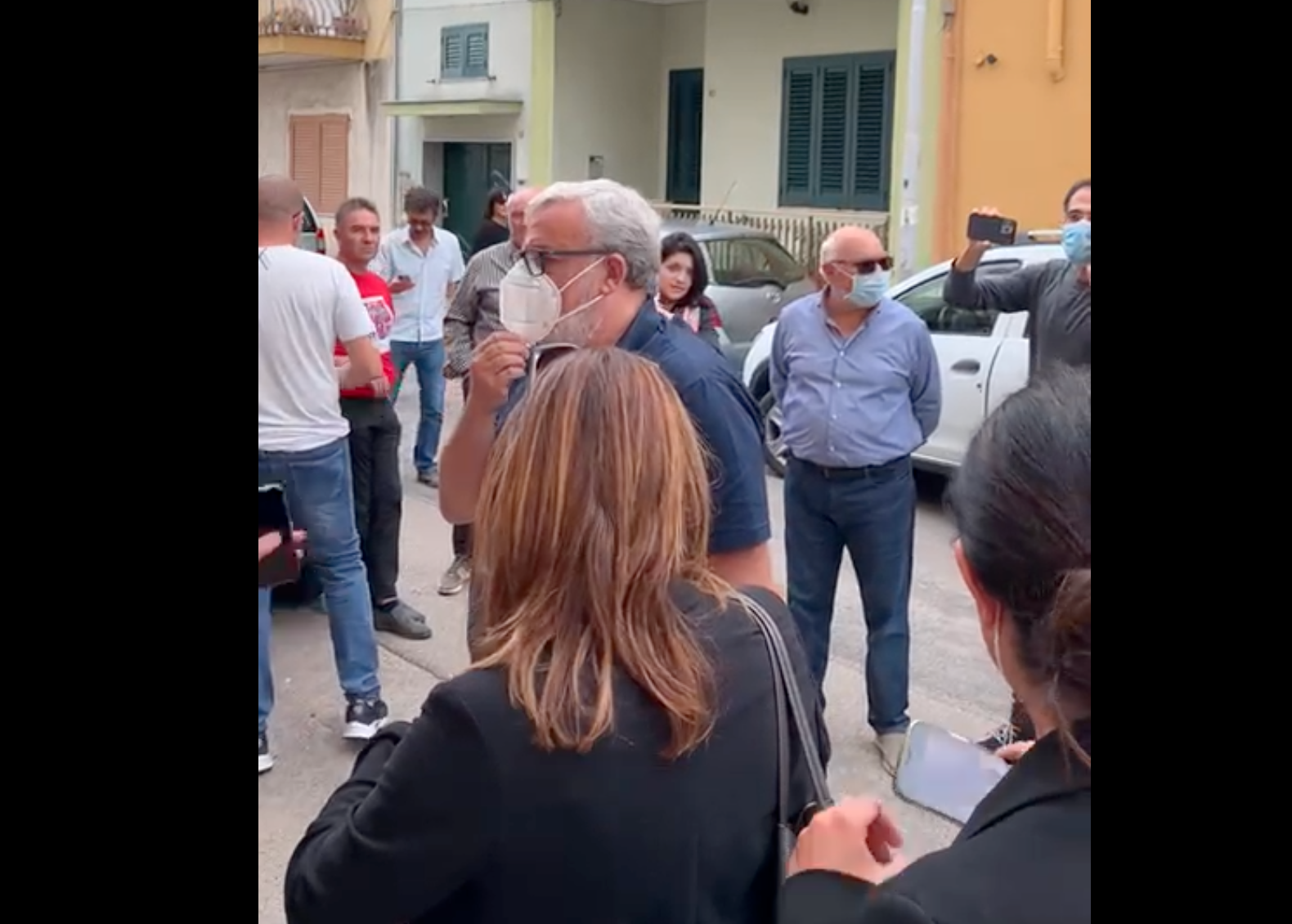 La mission impossible di Emiliano: portare solidarietà alla Cgil nella Nardò di Pippi Mellone – Il video