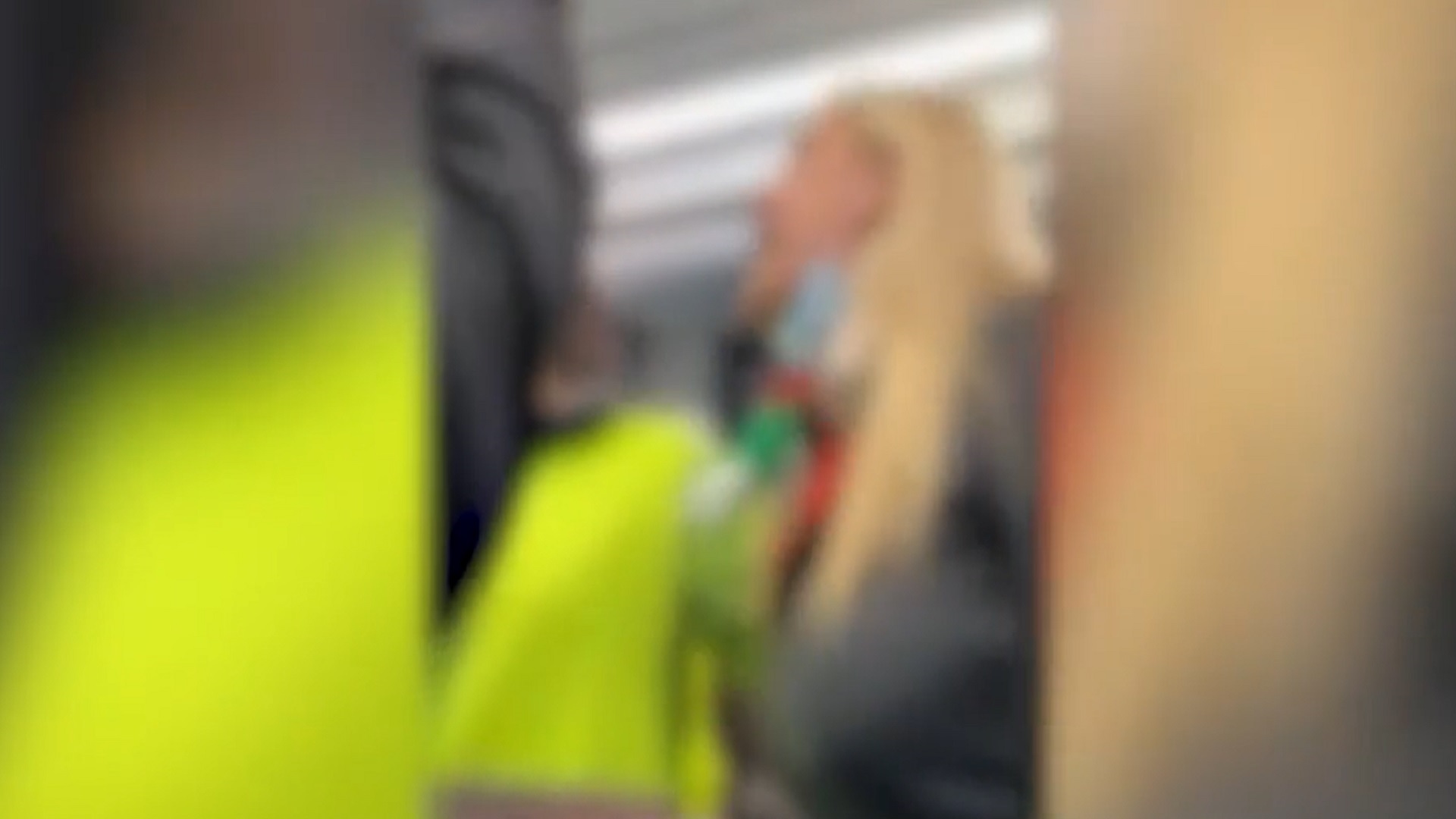 No Green pass, le immagini dell’aggressione alla dottoressa sulla metro di Roma: «Ora ho paura di ritorsioni» – Il video