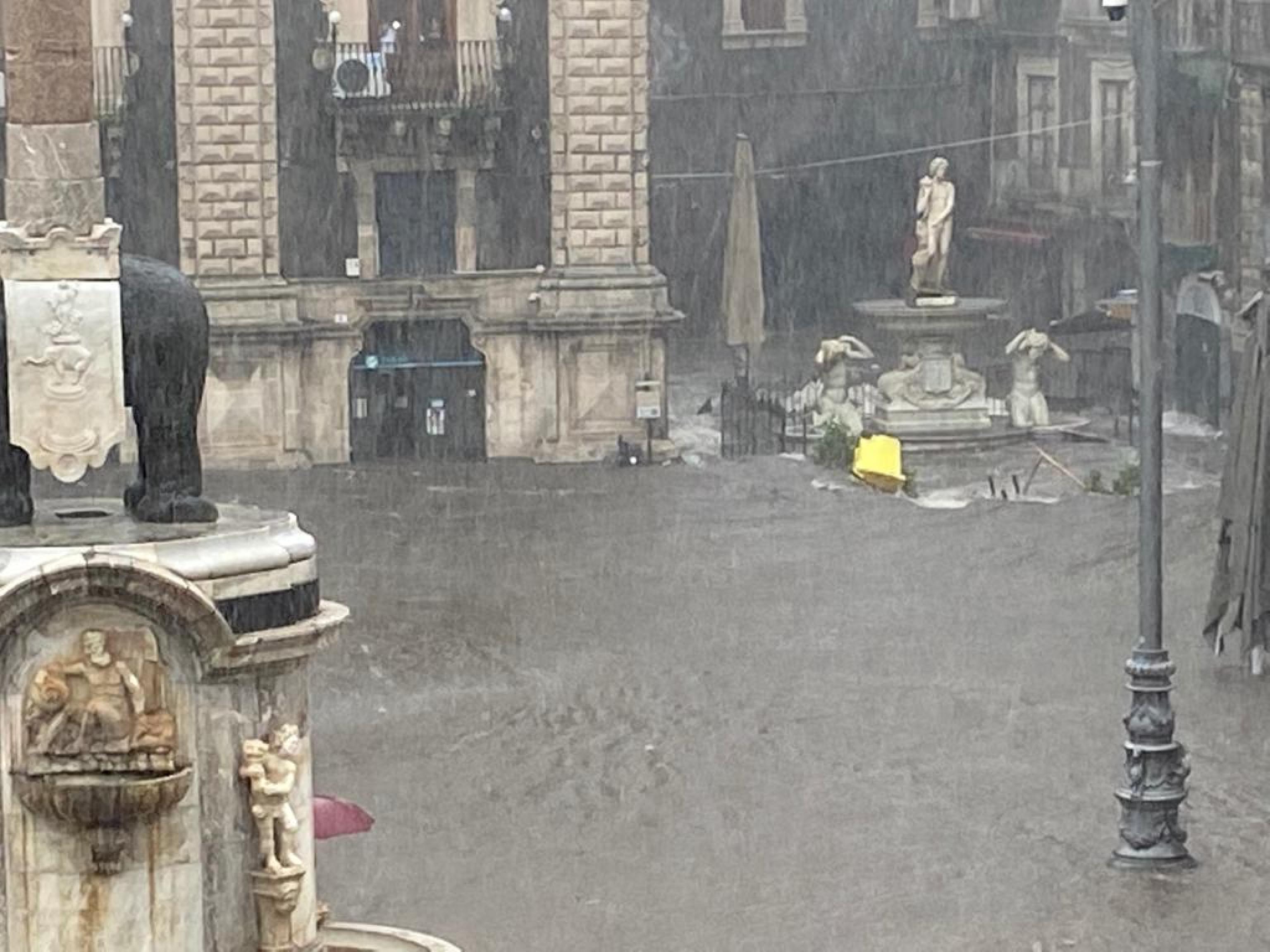 Piazza Duomo e strade limitrofe allagate a causa del maltempo a Catania, 26 ottobre 2021. ANSA