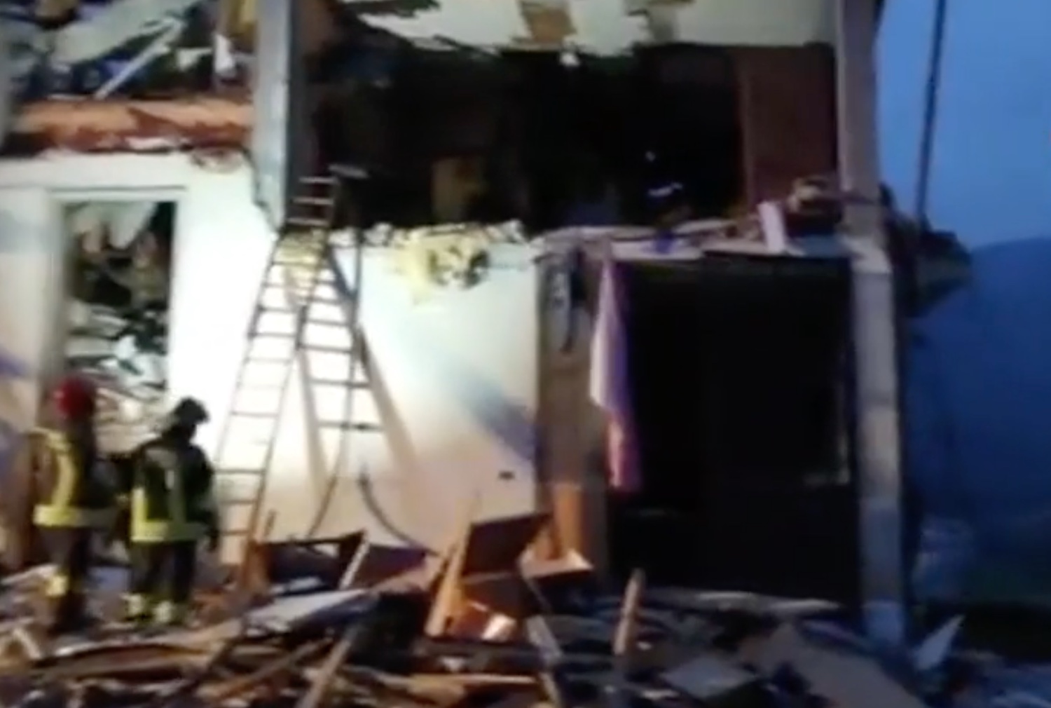 Cuneo, esplode una palazzina all’alba: estratto vivo un uomo. Si scava ancora tra le macerie – Il video