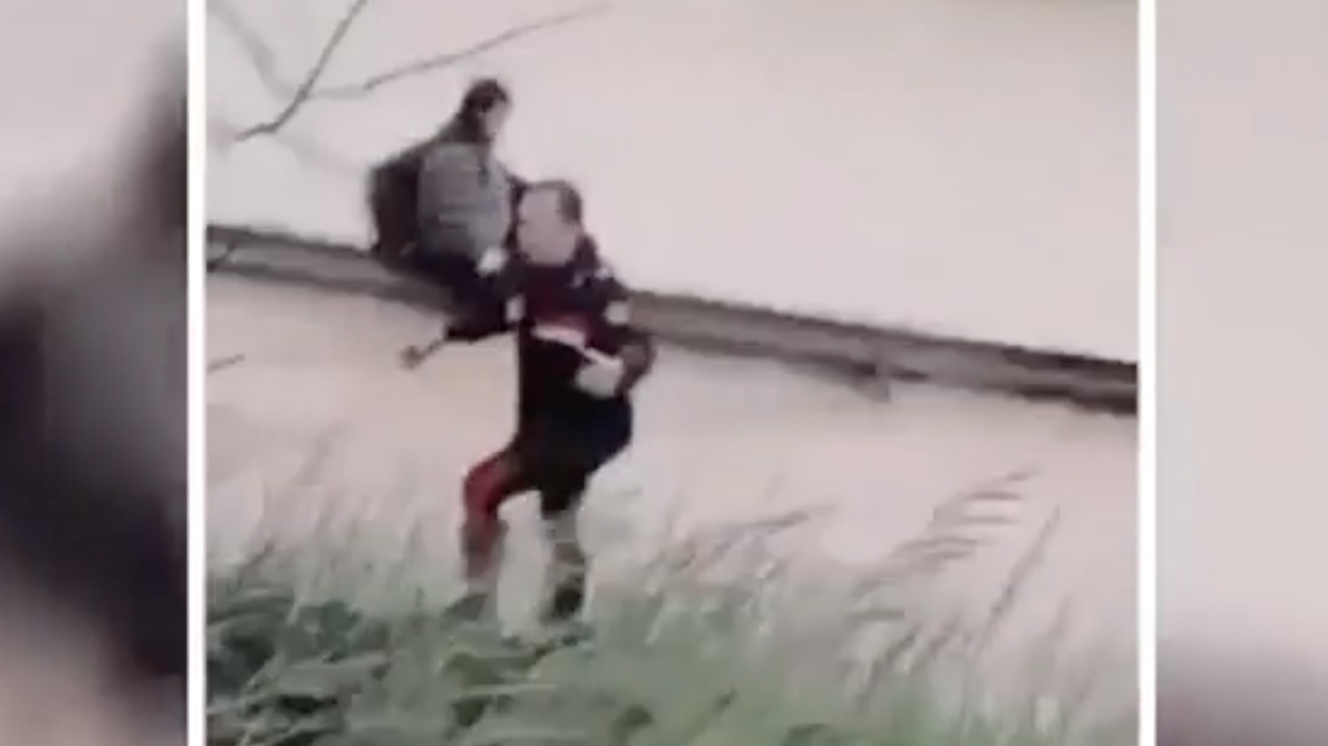 Catania, una donna aggrappata al guard rail in un fiume di fango: salvata dai carabinieri con una catena umana – Il video