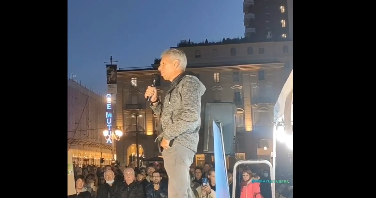 Il finanziere dal palco dei No Green pass: «Discriminato il diritto al lavoro. Rischio molto ma sono a fine carriera» – Il video Il finanziere dal palco dei No Green pass: «Discriminato il diritto al lavoro. Rischio molto ma sono a fine carriera» – Il video
