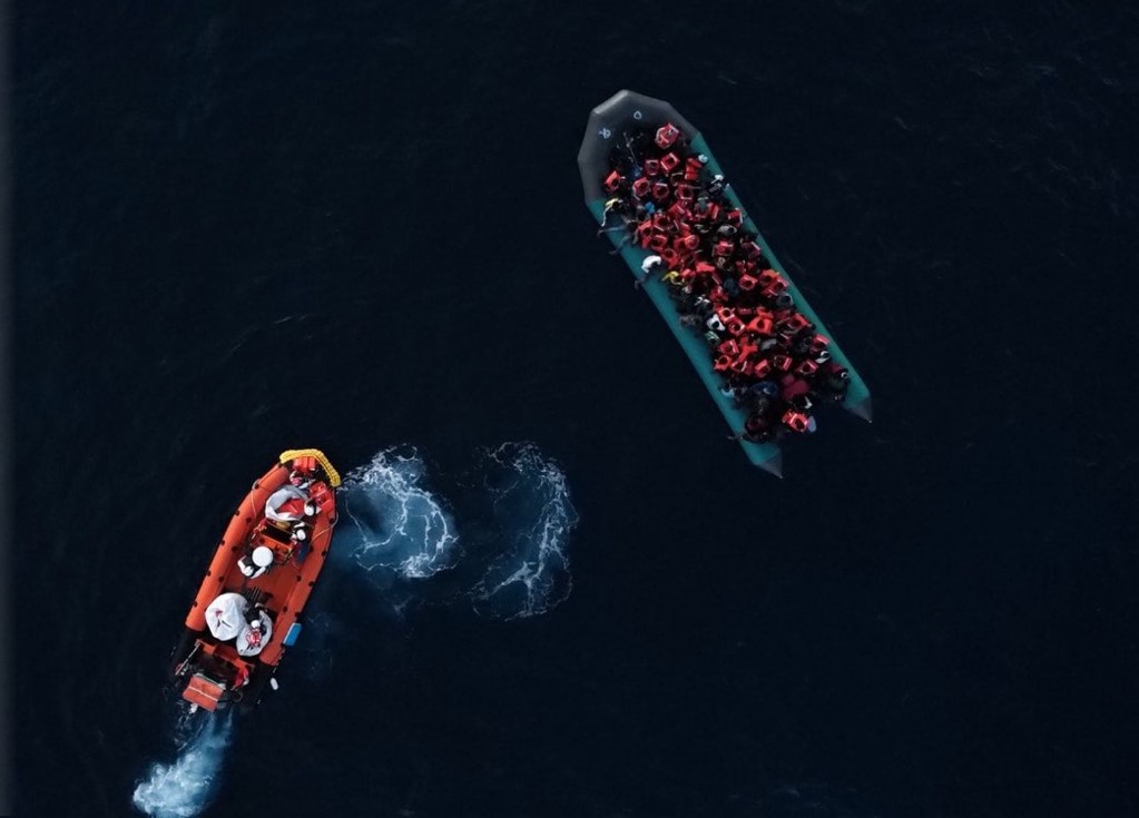 Migranti, almeno 130 persone in difficoltà nel Mediterraneo centrale: ci sono anche bambini Migranti, almeno 130 persone in difficoltà nel Mediterraneo centrale: ci sono anche bambini