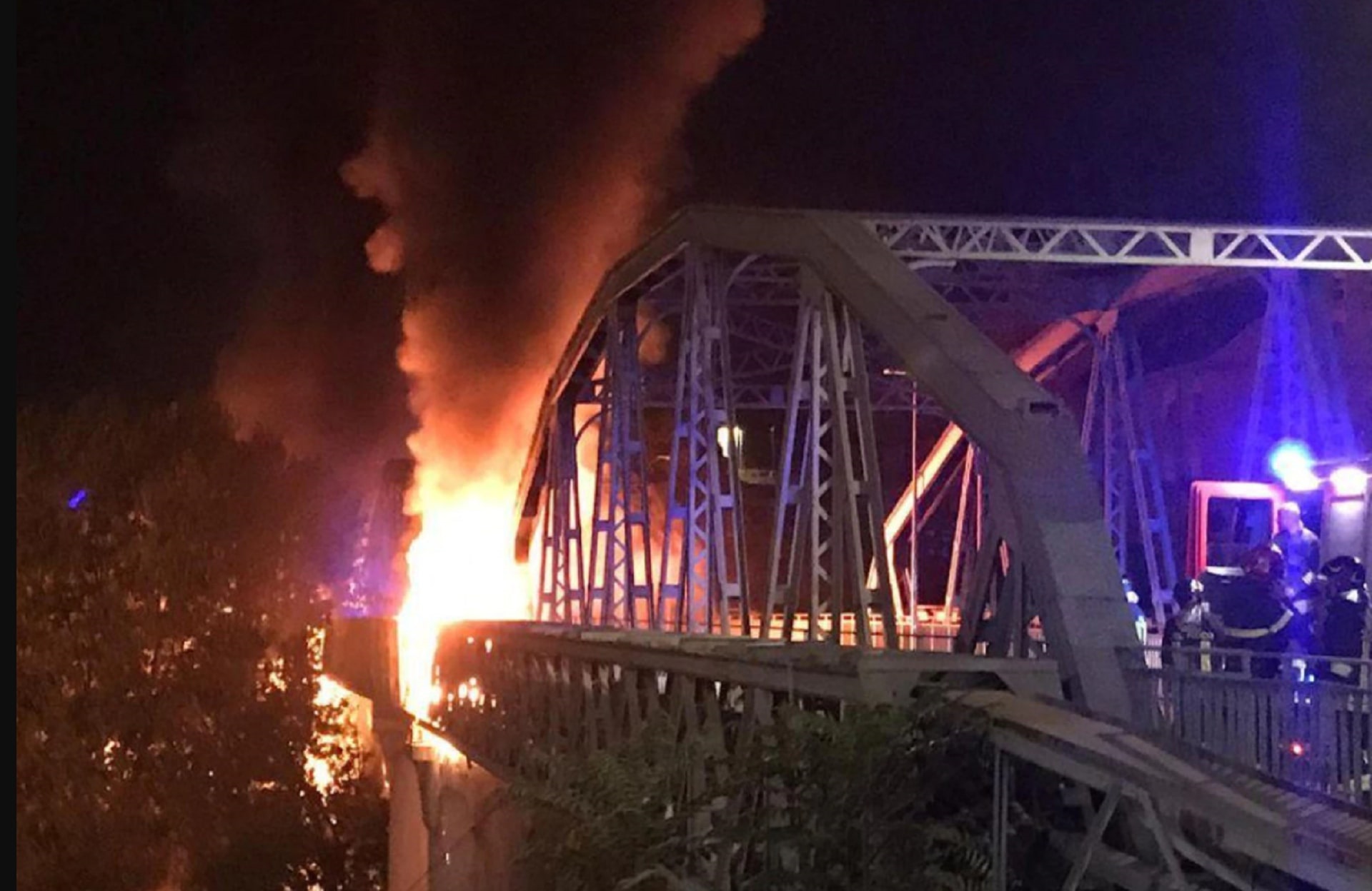 Incendio al Ponte di ferro a Roma, le fiamme partite dal basso: «Alimentate dalle sterpaglie» – Il video