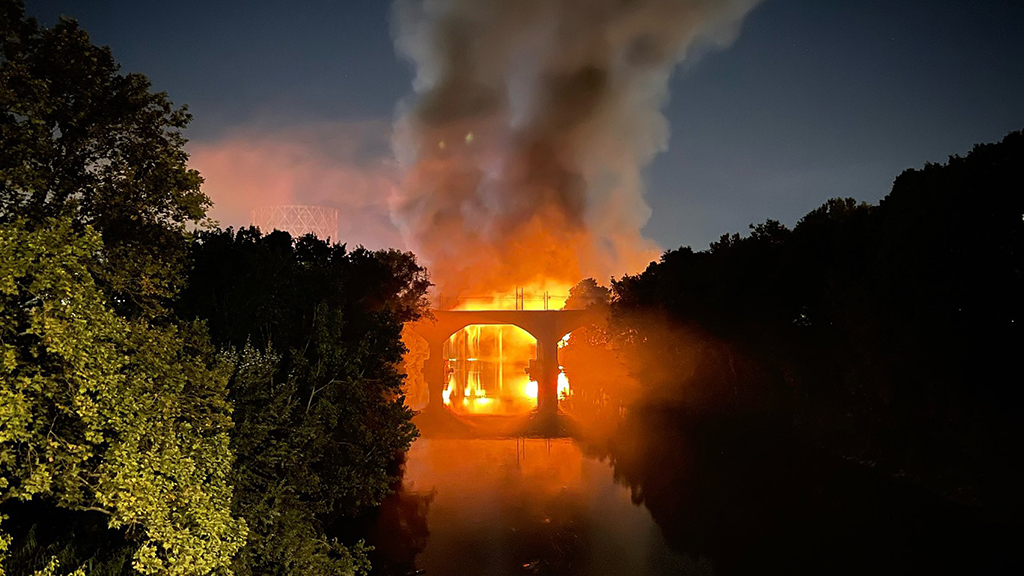 L' incendio fa crollare il ' Ponte di ferro' | a Roma caos ...