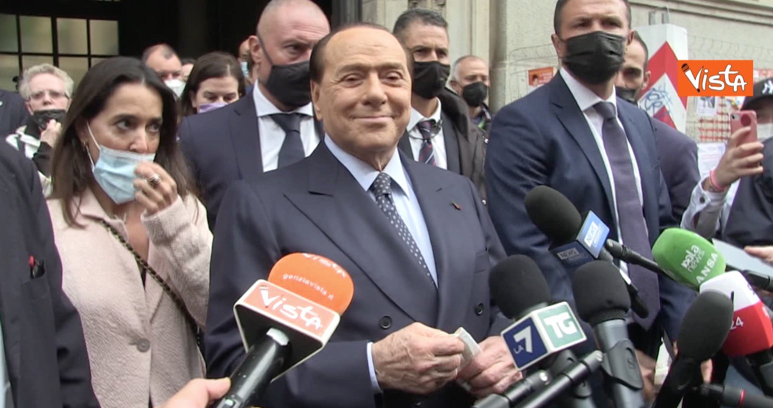 Berlusconi riappare al seggio di Milano, la frecciata a Salvini e Meloni: «I candidati sindaco? Meglio cambiare sistema» – Il video