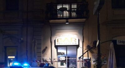 uomo accoltella ragazza luserna san giovanni bar primavera