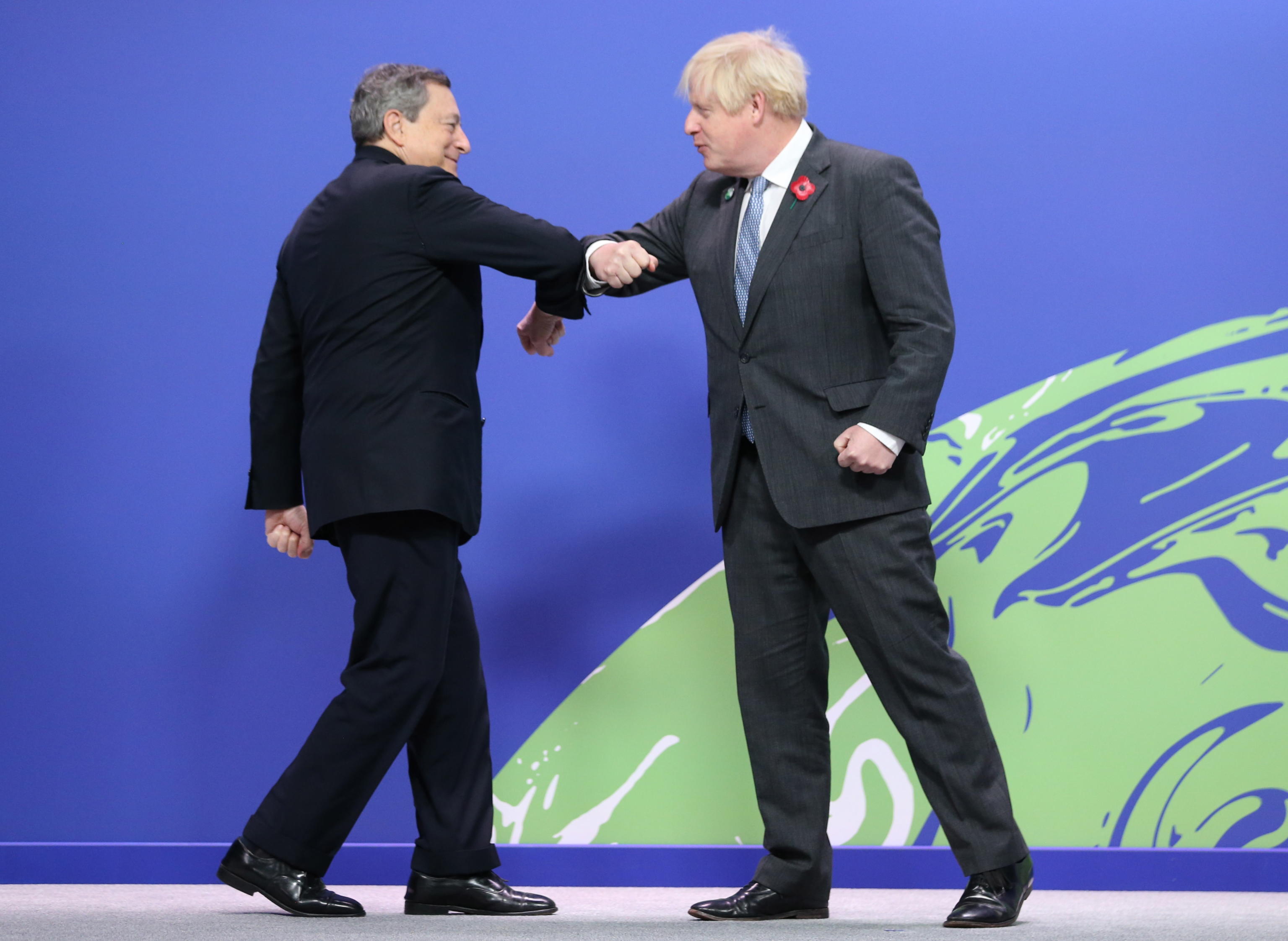 epa09557322 British Prime Minister Boris Johnson (R) greets Italian Prime Minister Mario Draghi (L) as leaders arrive to attend the COP26 UN Climate Change Conference in Glasgow, Britain 01 November 2021. The 2021 United Nations Climate Change Conference (COP26) runs from 31 October to 12 November 2021 in Glasgow.  EPA/ROBERT PERRY
