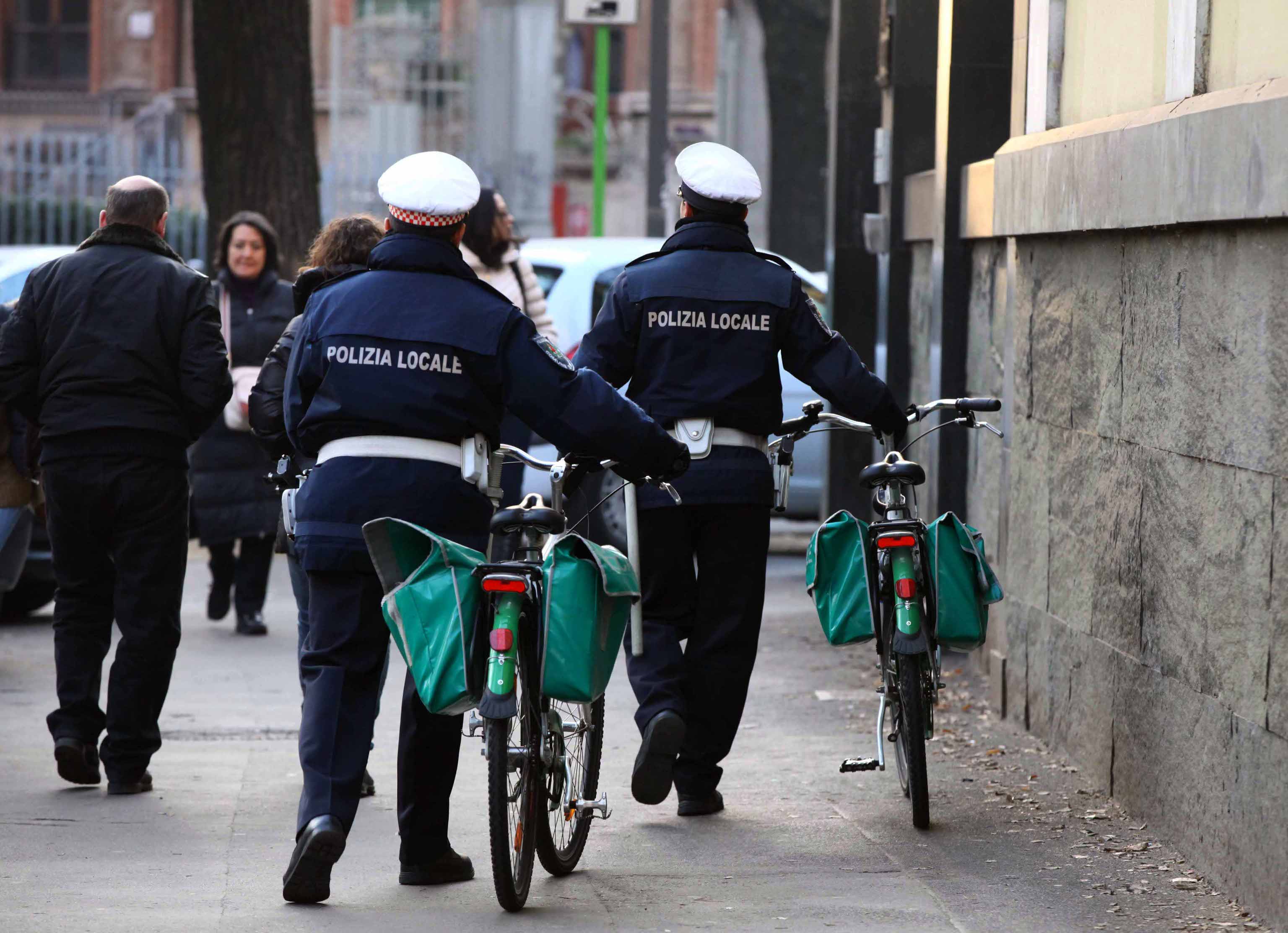 Vigile aggredito a Milano, tre giovani indagati per rapina e resistenza a pubblico ufficiale