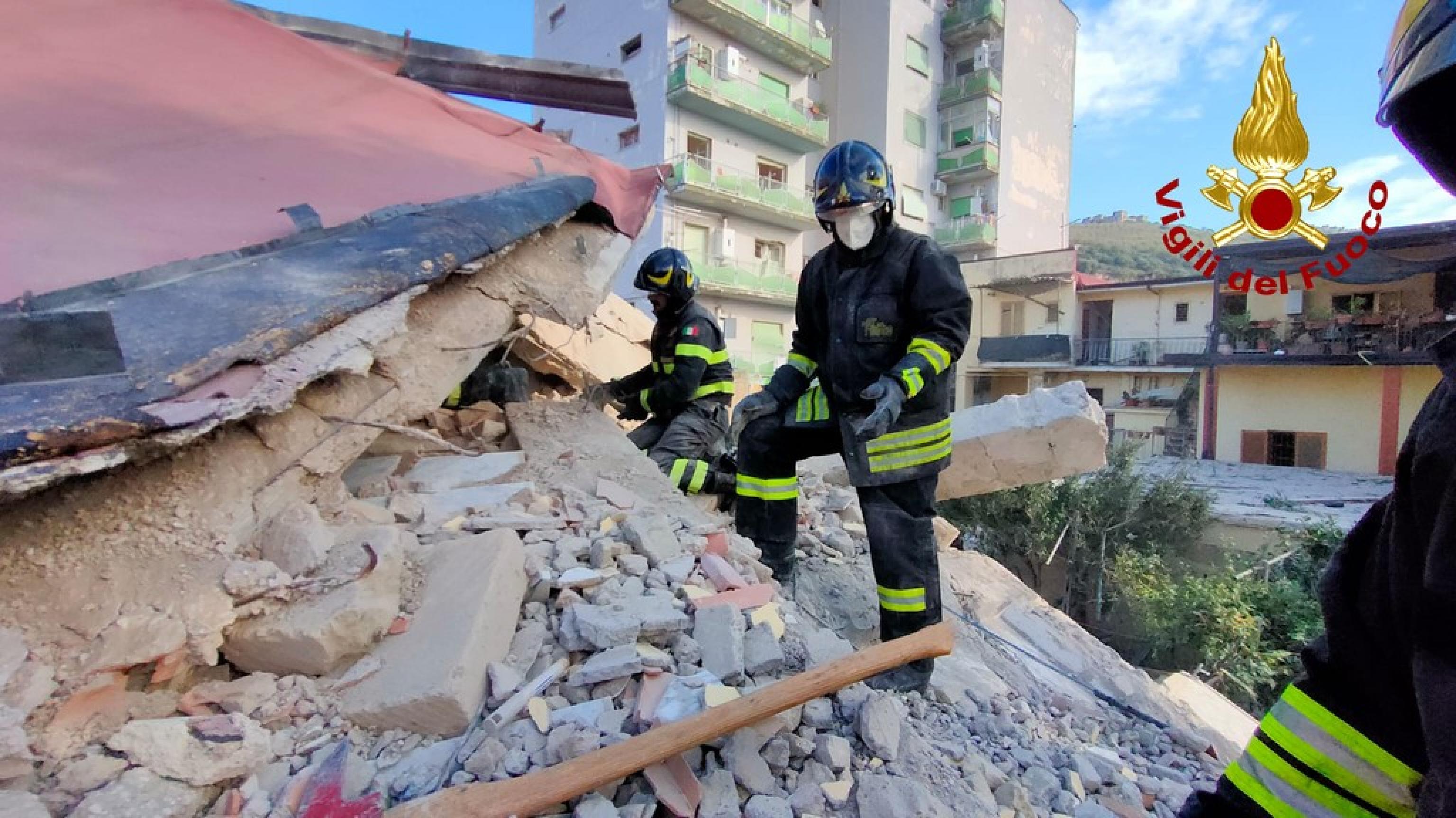 Squadre dei Vigili del fuoco impegnate per lesplosione e il parziale crollo di una palazzina di due piani nel comune di San Felice a Cancello, in provincia di Caserta, 19 novembre 2021. ANSA/ VIGILI DEL FUOCO ++HO - NO SALES EDITORIAL USE ONLY++