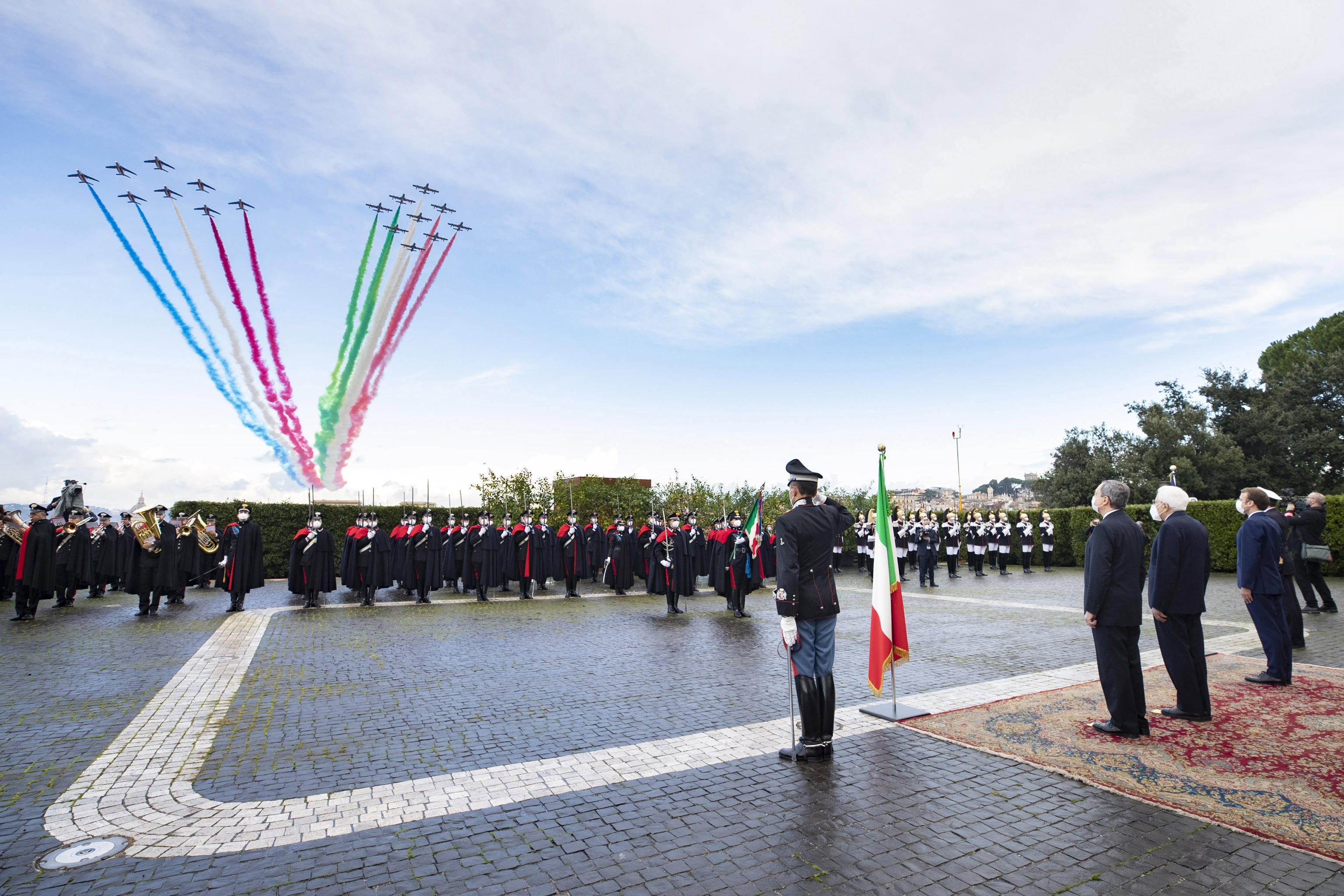 A handout photo made available by Quirinale Palace shows Italian President Sergio Mattarella (C), French President Emmanuel Macron (R) and Italian Prime Minister Mario Draghi Llook on Italian Air Force (Aeronautica Militare)'s aerobatic demonstration team, the Frecce Tricolori (lit.Tricolour Arrows) and the 'Patrouille de France' aerobatics team, flying over the Quirinal Palace on the occasion of the signing of the Quirinal Treaty between Italy and France in Rome, Italy, 26 November 2021.
ANSA/Francesco Ammendola - Ufficio per la Stampa e la Comunicazione della Presidenza della Repubblica EDITORIAL USE ONLY NO SALES