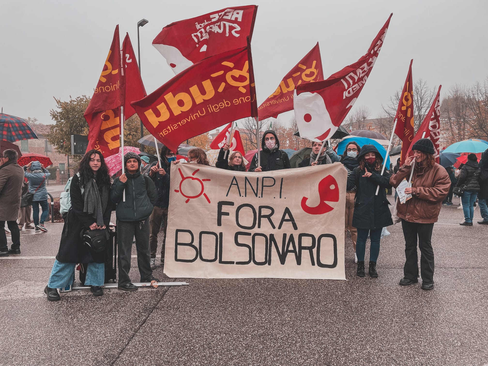Scontri tra polizia e manifestanti, Bolsonaro costretto a cambiare programma: salta la visita a Padova – Il video