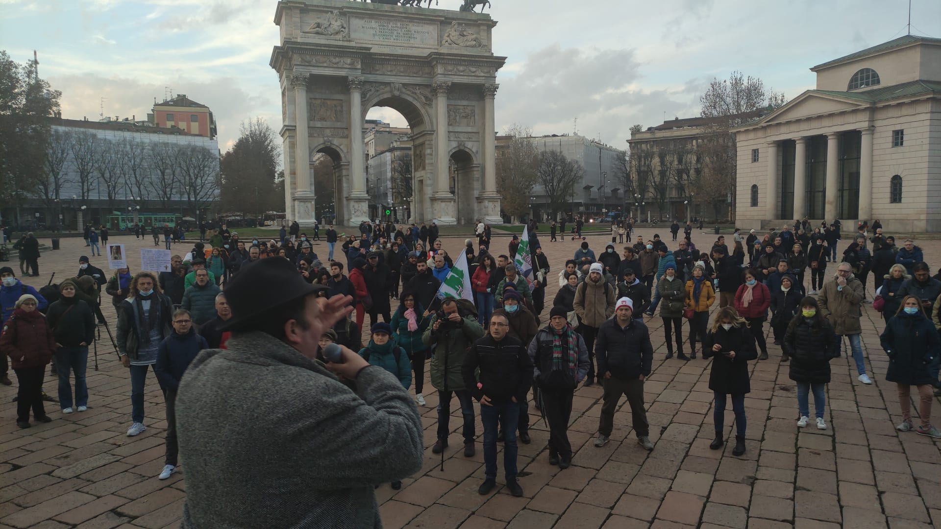Milano, la manifestazione No Green pass all’Arco della Pace è un flop: in piazza solo poche decine di persone – Il video