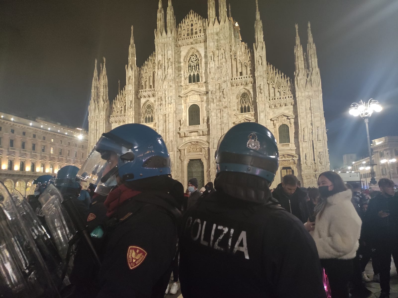 Milano, No Green pass in piazza Duomo: 100 manifestanti identificati, nove denunciati – Il video