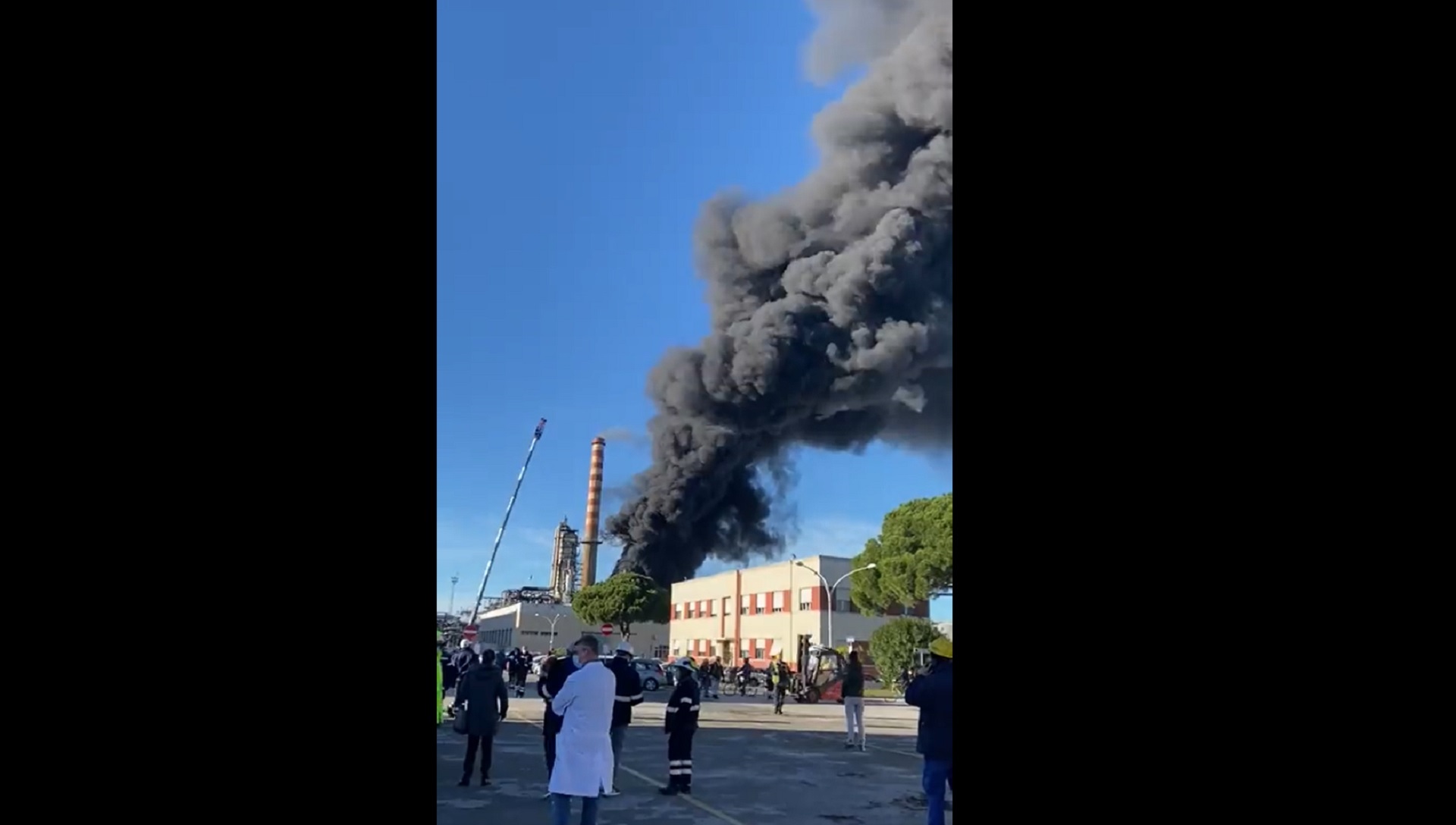 livorno incendio alla raffineria eni colonna di fumo nero sulla citta restate in casa il video open