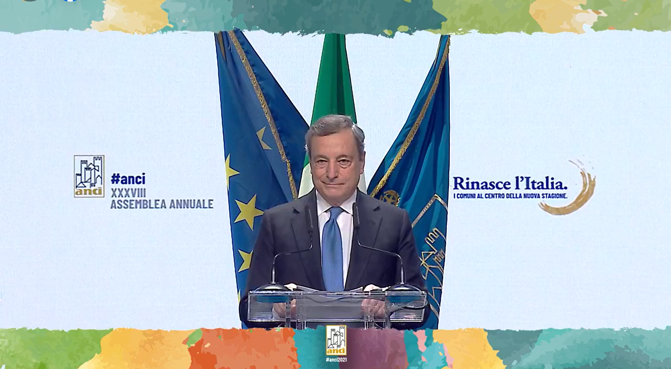 Draghi ai sindaci: «Dovrete amministrare 50 miliardi di euro del Pnrr. Il successo è nelle vostre mani» – Il video