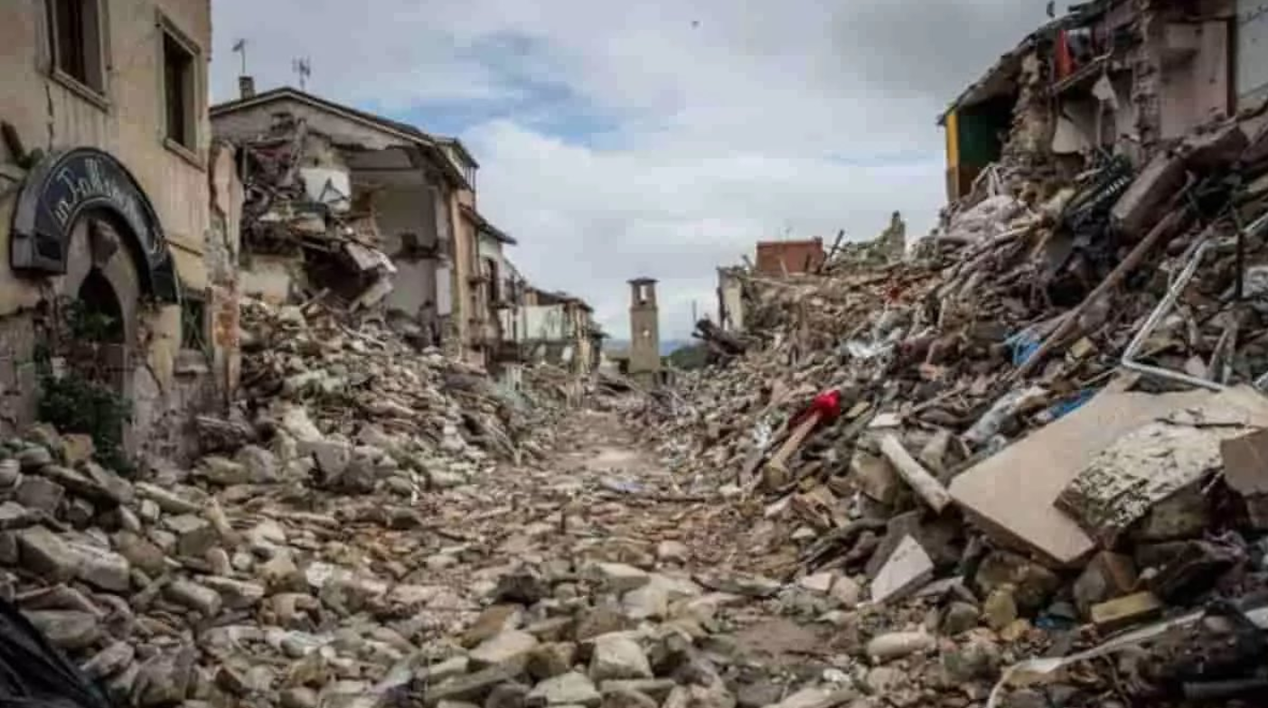 Persone in strada ed edifici crollati: sui social le immagini dopo il terremoto in Perù – Video e foto