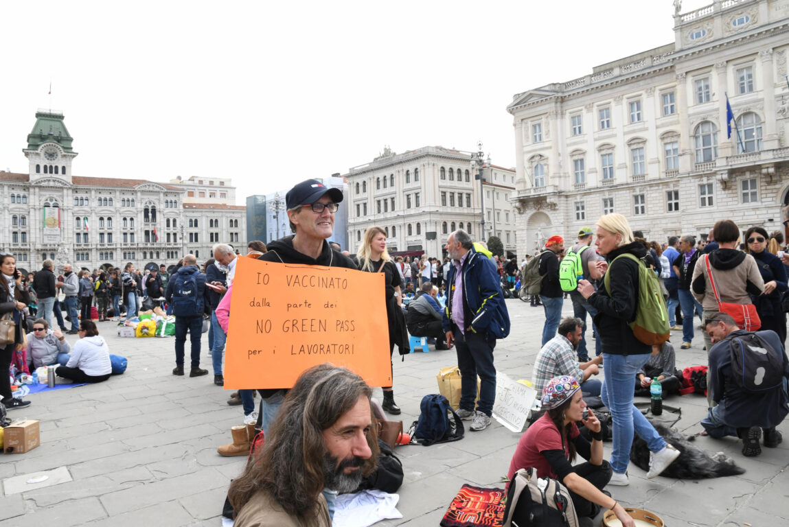 Manifestazione 'No green pass' in piazza a Trieste