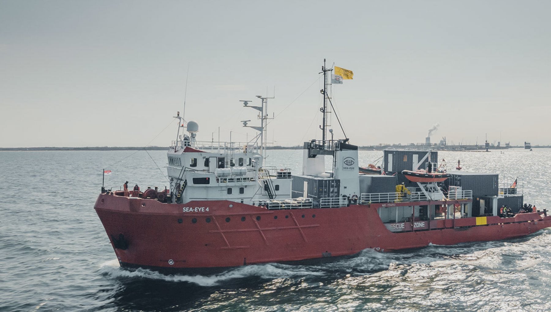 Migranti, sbarcano a Pozzallo i 214 a bordo della Sea Eye 4: sono rimasti in mare più di una settimana – Il video