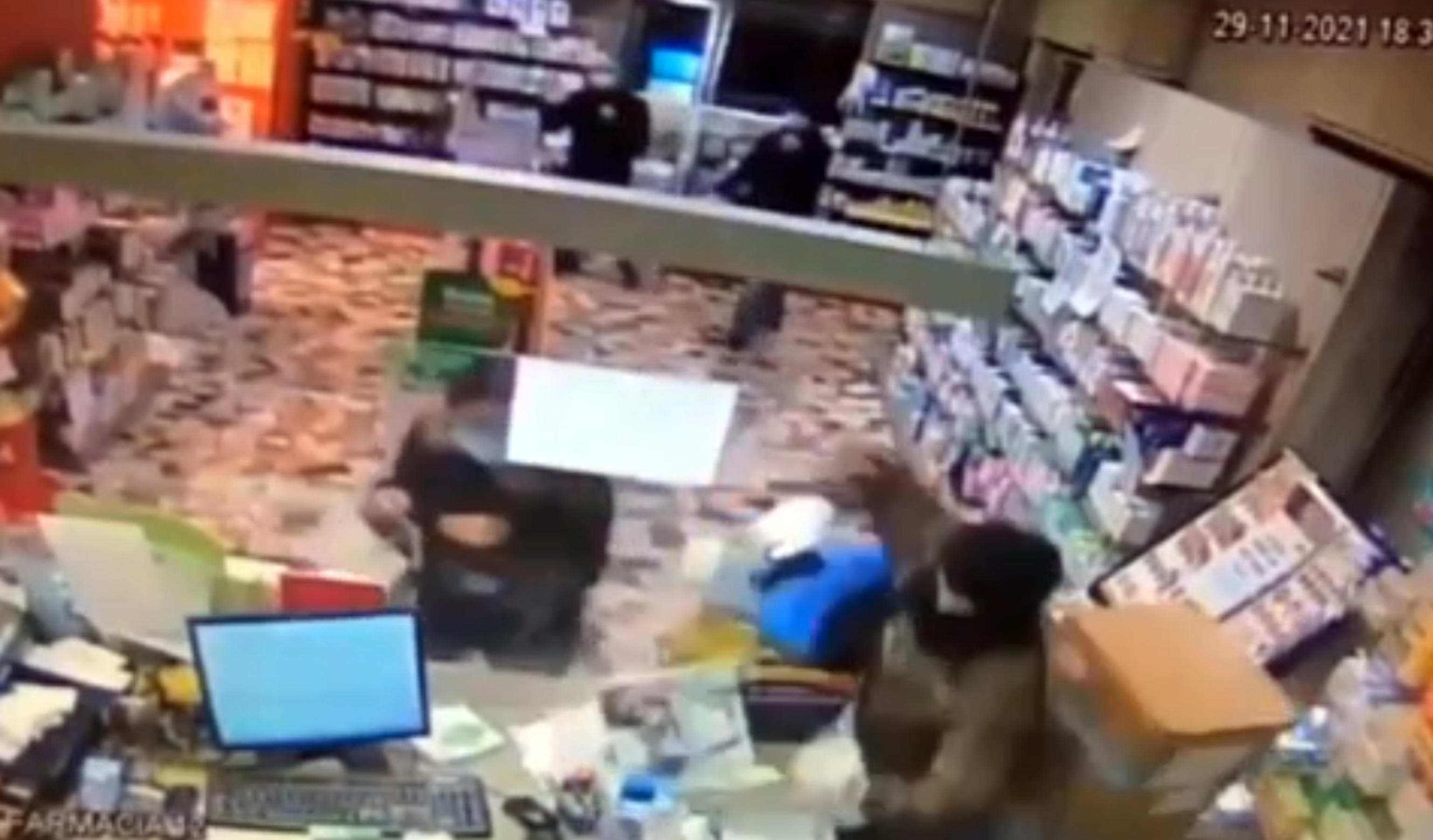 Un frame tratto da un video dei Carabinieri che mmostra le immagini della telecamera di video sorveglianza della farmacia di corso Vercelli a Torino, dove ieri durante una rapina è rimasto ferito gravemente un brigadiere dei carabinieri della compagnia Oltre Dora, Maurizio Sabbatino, 53 anni, 30 novembre 2021. Nel video si vede il militare dell'Arma qualificarsi ai due malviventi che, con il volto coperto da passamontagna, stavano tenendo in ostaggio la farmacista e due clienti. Le immagini mostrano il brigadiere, disarmato mentre per distrarli, lancia contro i rapinatori dei prodotti. In un primo momento i malviventi sembrano arrendersi, poi uno dei due spara con una pistola che poi si è rivelata una scacciacani, all'indirizzo del carabiniere. Poi i rapinatori tentano la fuga, ma c'è una colluttazione e si vede, probabilmente il 16 enne, ora in stato di fermo, colpire con un coltello Sabbatino.   ANSA / Carabinieri  +++ ANSA PROVIDES ACCESS TO THIS HANDOUT PHOTO TO BE USED SOLELY TO ILLUSTRATE NEWS REPORTING OR COMMENTARY ON THE FACTS OR EVENTS DEPICTED IN THIS IMAGE; NO ARCHIVING; NO LICENSING +++