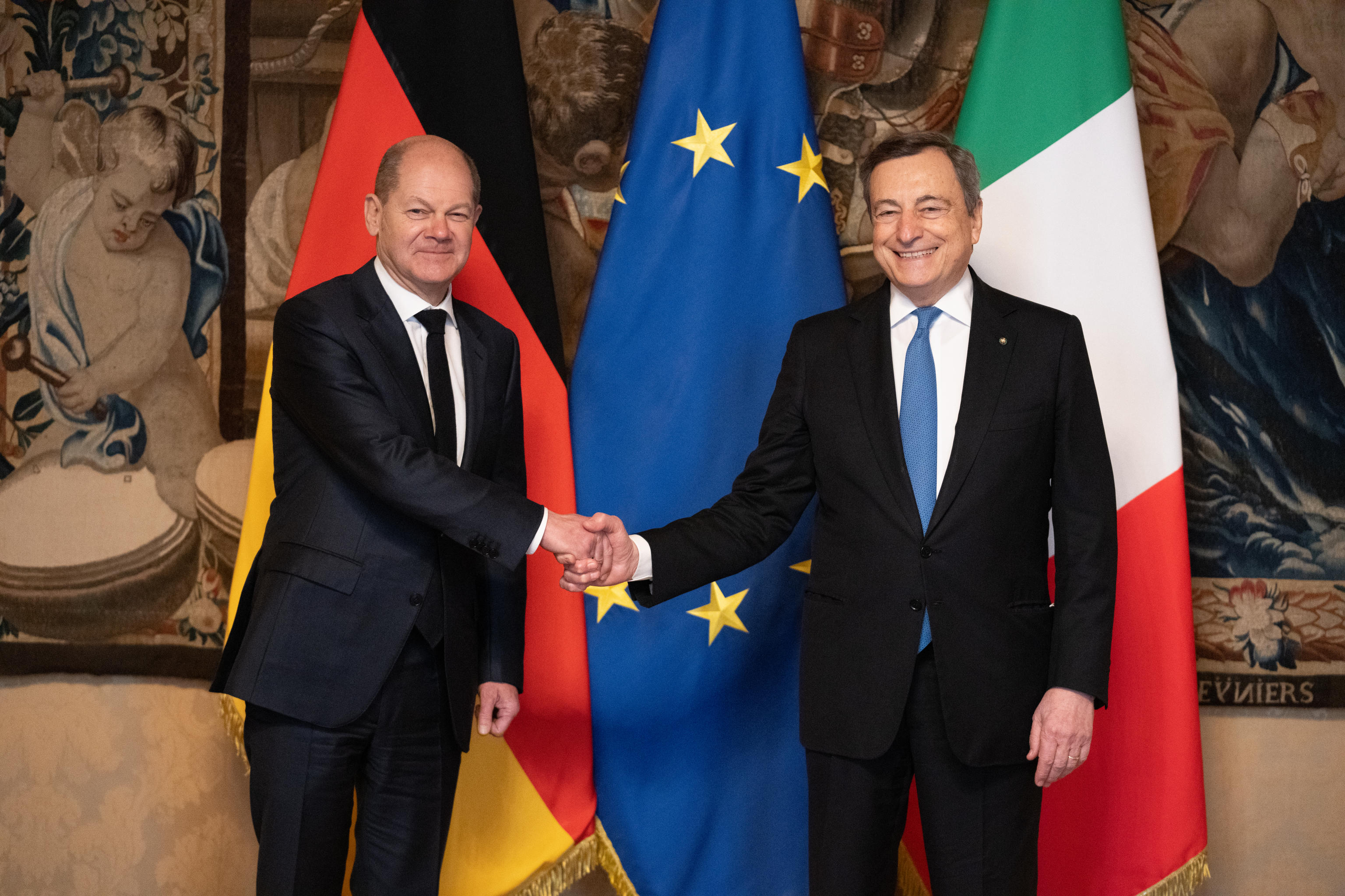 Draghi incontra Scholz a Palazzo Chigi: sul tavolo un accordo sul modello del Trattato del Quirinale – Il video