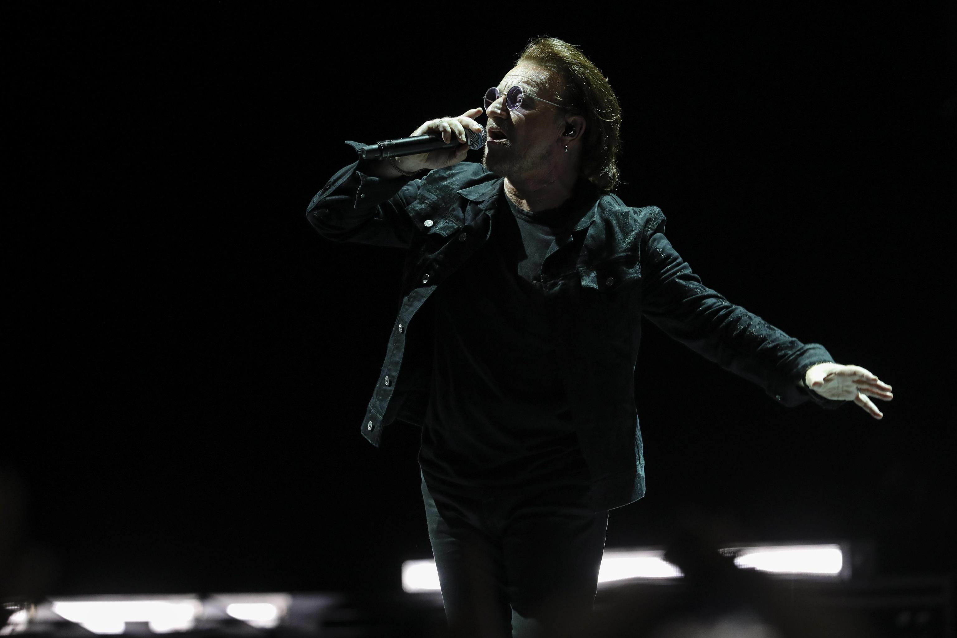 epa07026113 Bono of Irish rock band U2 performs on stage during a concert at Altice Arena in Lisbon, Portugal, 16 September 2018.  EPA/MIGUEL A. LOPES