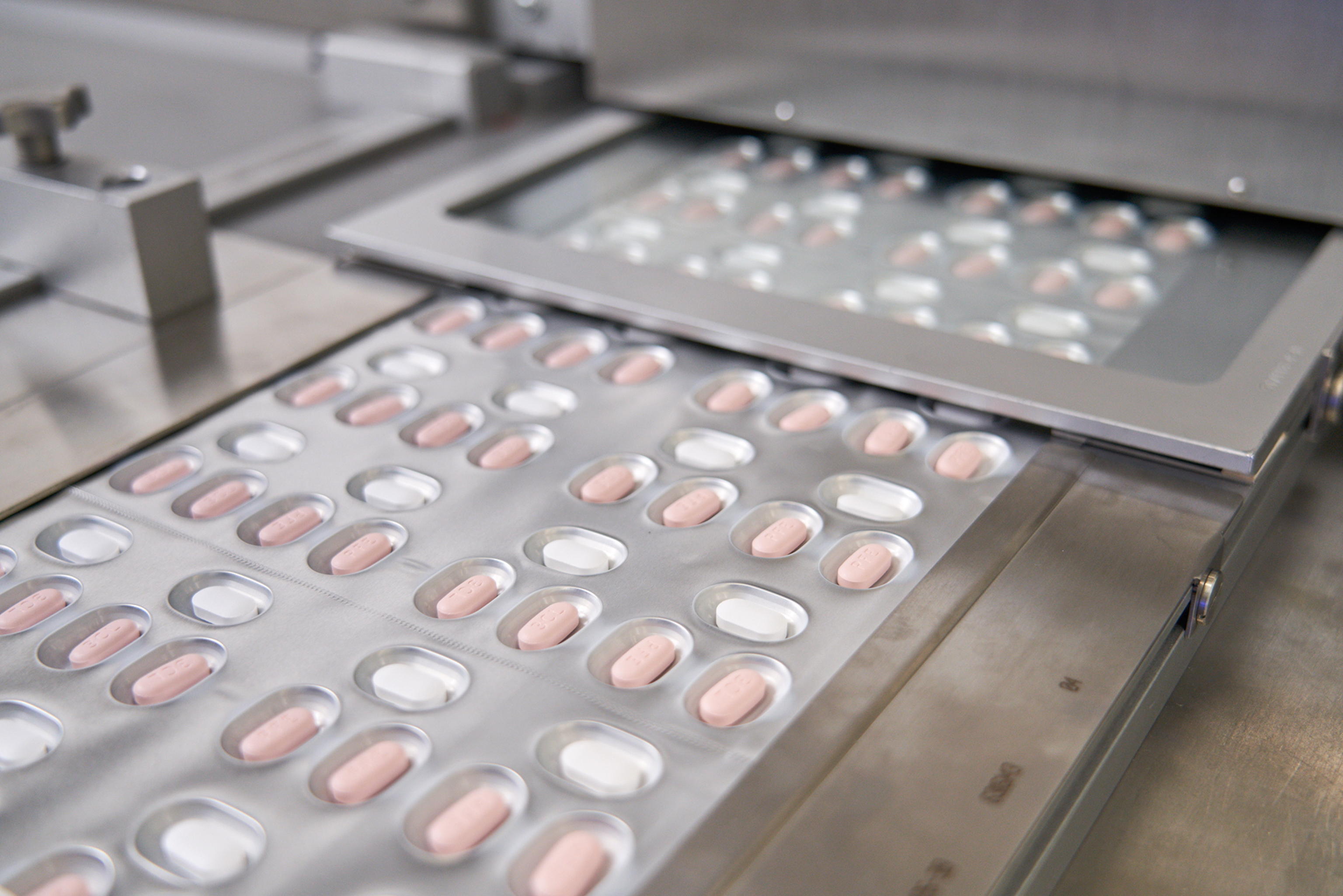 Covid, via libera dell’Aifa alla pillola di Pfizer: sarà disponibile in Italia dall’inizio di febbraio