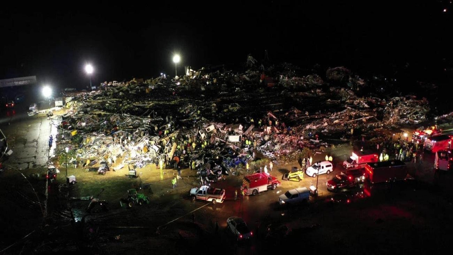 Tornado in Kentucky, le operaie sotto le macerie cantano “Happy Birthday” a una collega – Il video