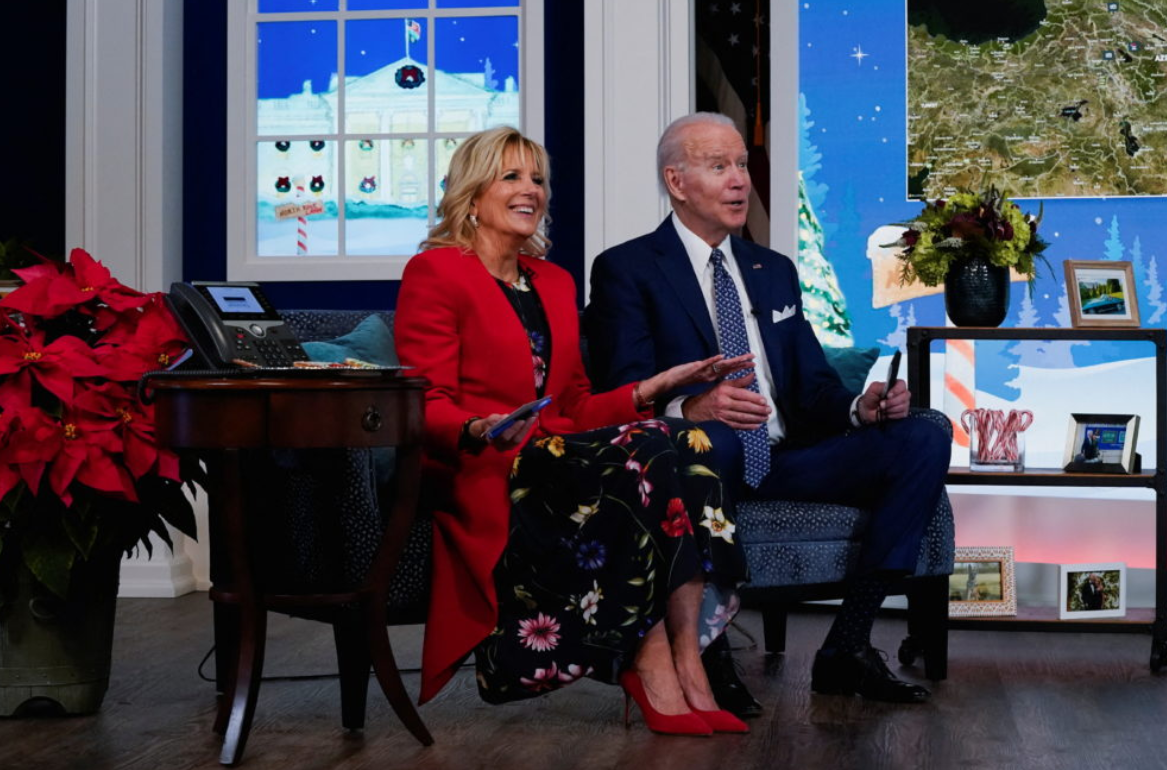 Usa, Joe Biden insultato in diretta da un sostenitore di Trump nel corso del rito delle telefonate di Natale – Il video