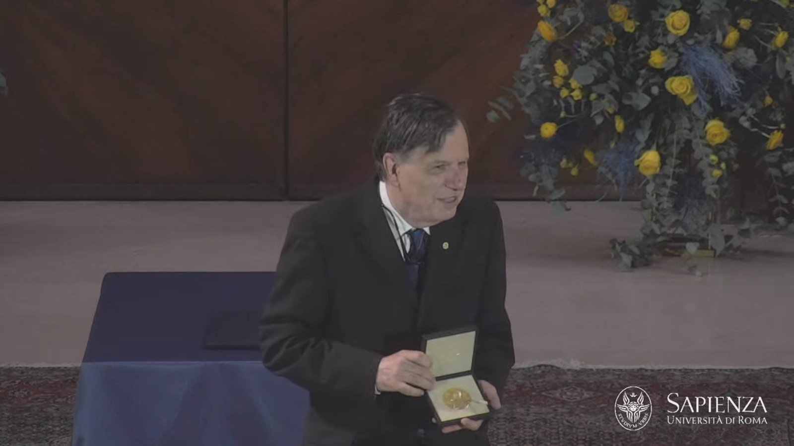 Parisi riceve la medaglia del Nobel, la dedica al suo prof e l’appello: «Spero ricordi all’Italia l’importanza della scienza» – Il video Parisi riceve la medaglia del Nobel, la dedica al suo prof e l’appello: «Spero ricordi all’Italia l’importanza della scienza» – Il video