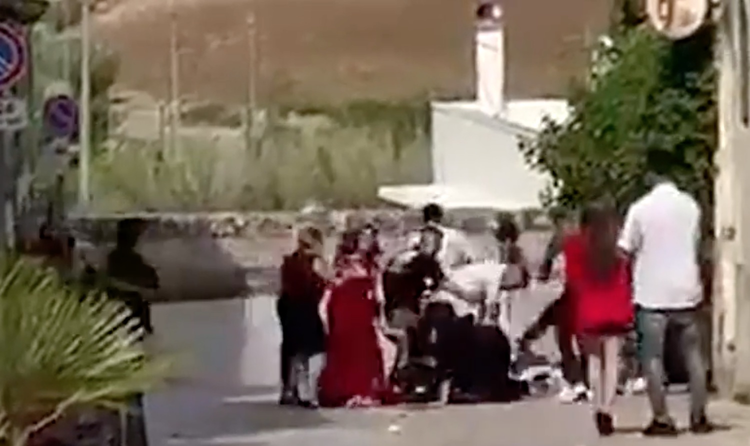 Palpeggiò la sposa al matrimonio finito in rissa: condannato il testimone di nozze per violenza sessuale – Il video