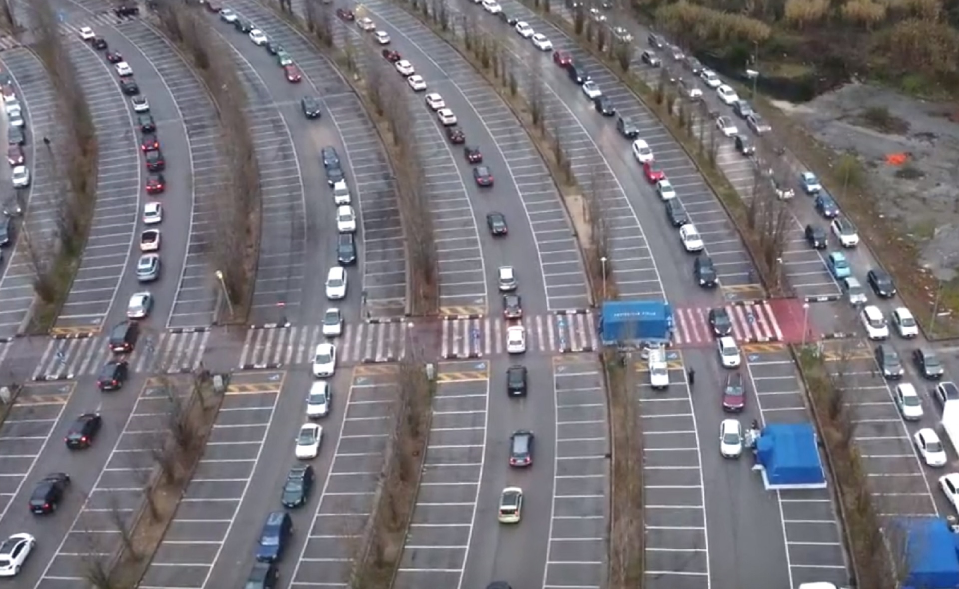 Covid, la corsa ai tamponi continua: chilometri di file e milioni di isolati. Toti: «Paese a rischio paralisi» – I video