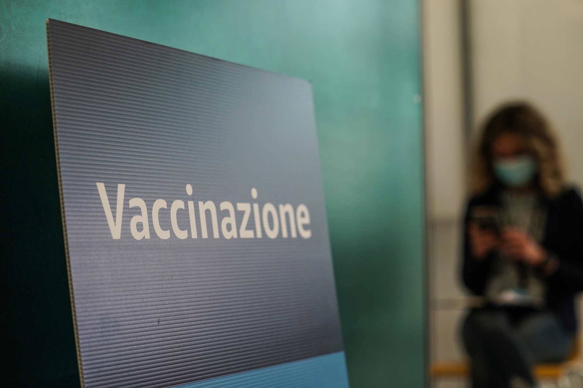 Palermo, arrestati un medico e una segretaria per false vaccinazioni anti Covid. La procura: intascavano 400 euro dai No vax con l’aiuto di un’infermiera dell’hub