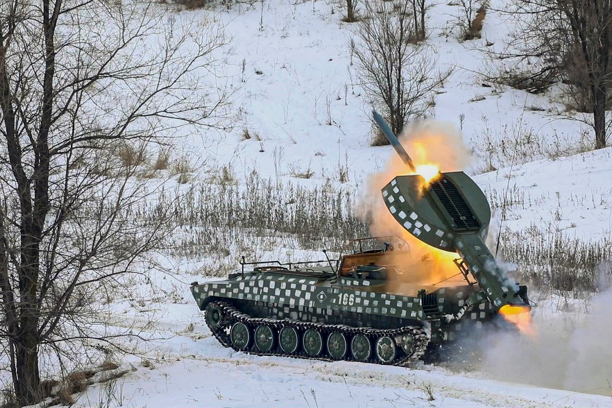 Esercitazione russa con carri armati e militari al confine con l’Ucraina. E Londra prova a mediare