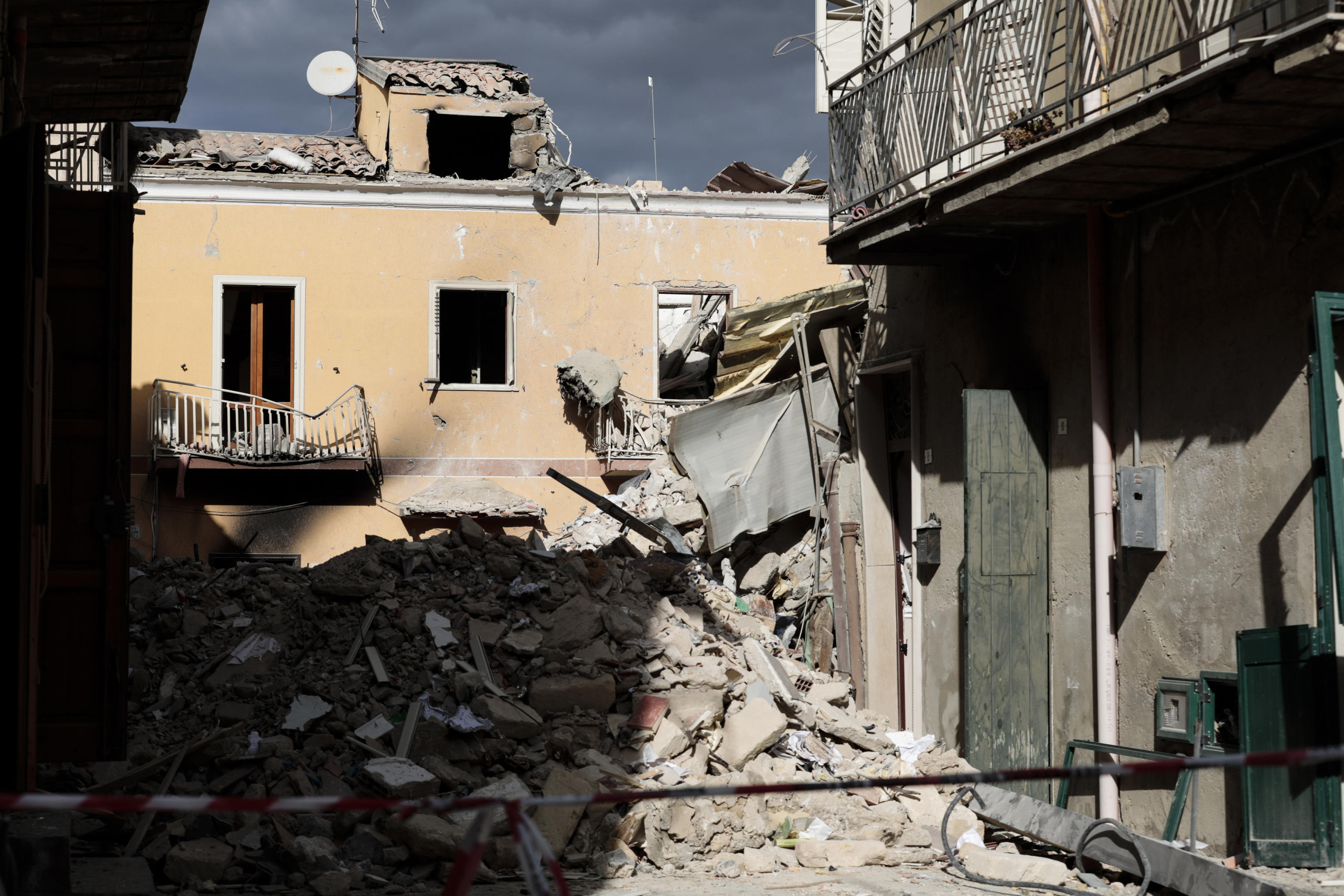 I danni causati dalla tragica esplosione costata la vita a nove persone a Ravanusa (Agrigento), 17 dicembre 2021. ANSA/ FRANCESCO RUTA