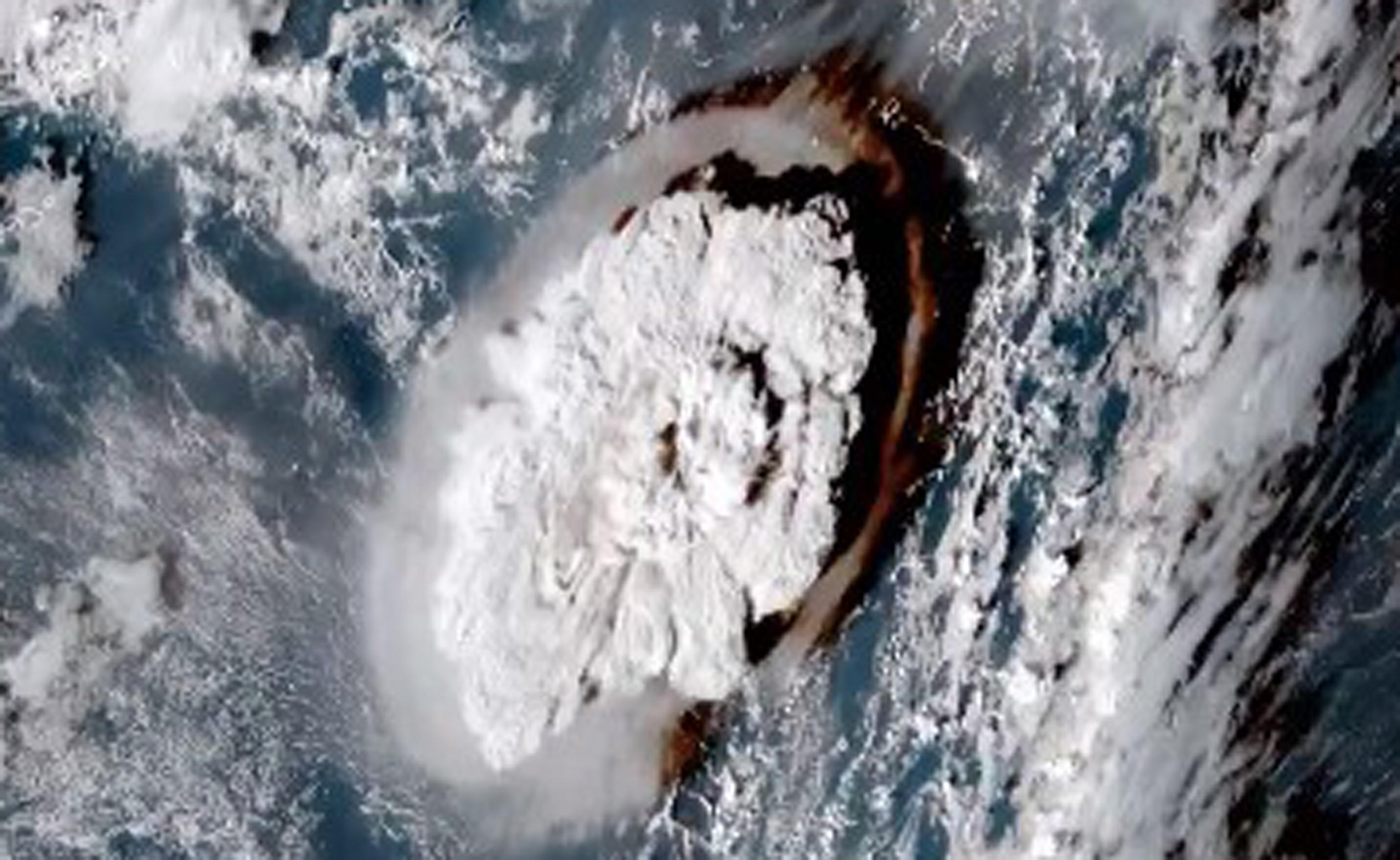 Un fermo immagine tratto del video dellesplosione del vulcano sottomarino a Tonga vista dal satellite, 15 gennaio 2022. ANSA/ ++HO - NO SALES EDITORIAL USE ONLY++