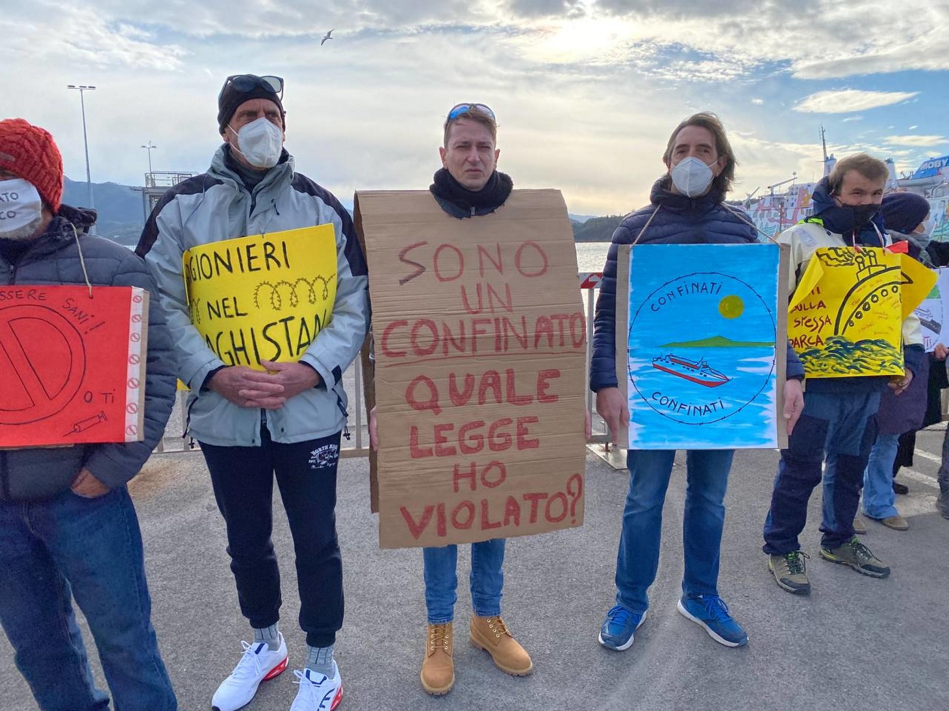 Carloforte, La Maddalena in Sardegna. Ma anche Eolie in Sicilia, Ischia in Campania, Elba in Toscana. Tutti uniti dal mare e dal fatto di essere isole minori. E dalla necessità di protestare contro i provvedimenti anti Covid che però limitano la possibilità di muoversi. La deroga di un mese per studenti e malati non basta. Per questo gli abitanti sono scesi nei porti per manifestare uniti dallo slogan "Isolani sì, isolati mai. Ridateci la nostra strada", 10 gennaio 2022. La protesta, tra striscioni e passeggiate lungo moli e banchine, accomuna 6 comitati. Obiettivo: chiedere una deroga al decreto legge che da oggi prevede l'uso del green pass rafforzato sui traghetti. ANSA/ STEFANO AMBU