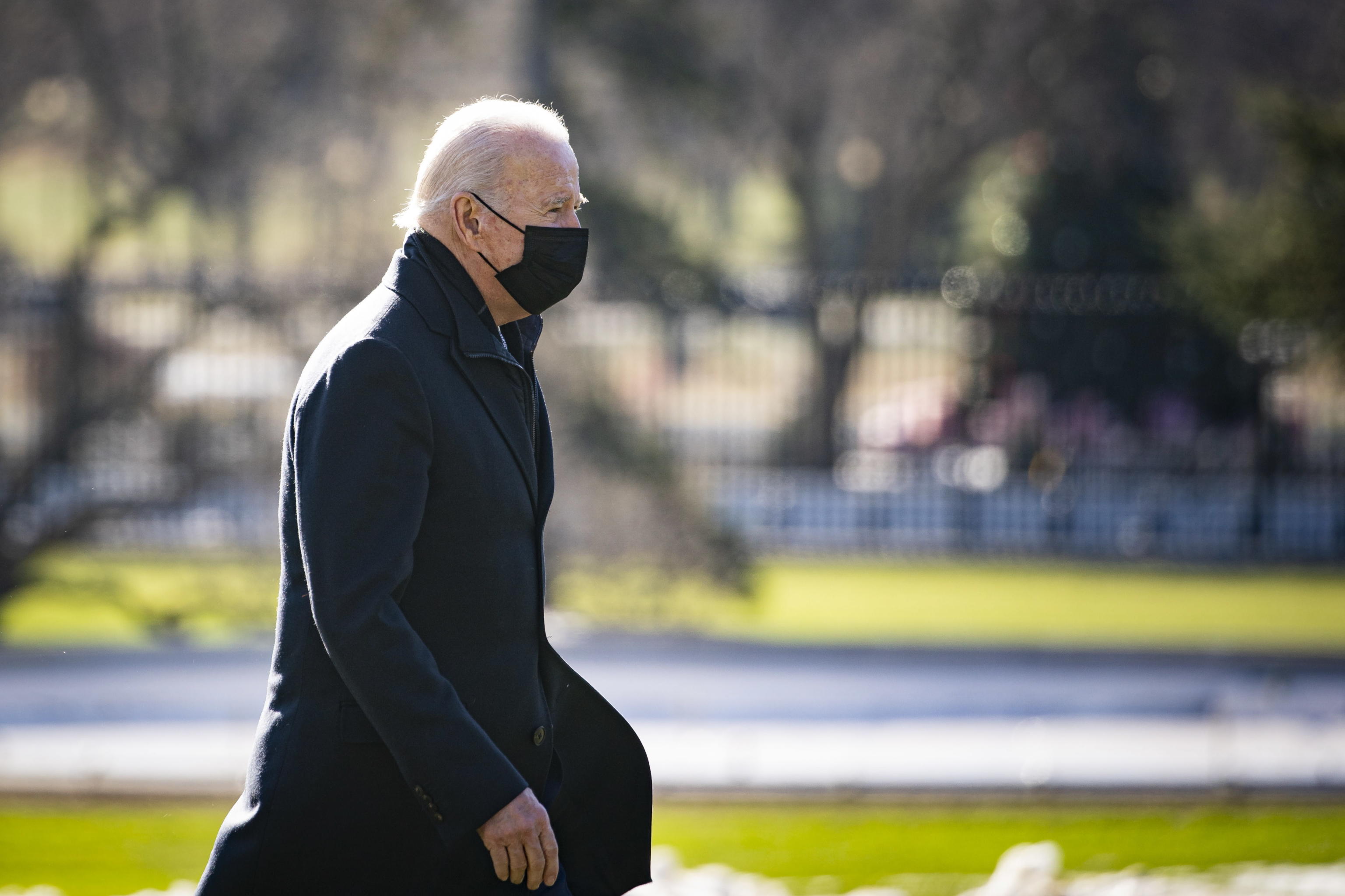 epa09677377 US President Joe Biden walks on the South Lawn of the White House after arriving on Marine One in Washington, DC, USA, on 10 January 2022. Biden over the weekend called for vigilance in protecting US democracy as he seeks to rally Democrats behind voting-rights legislation.  EPA/Al Drago / POOL