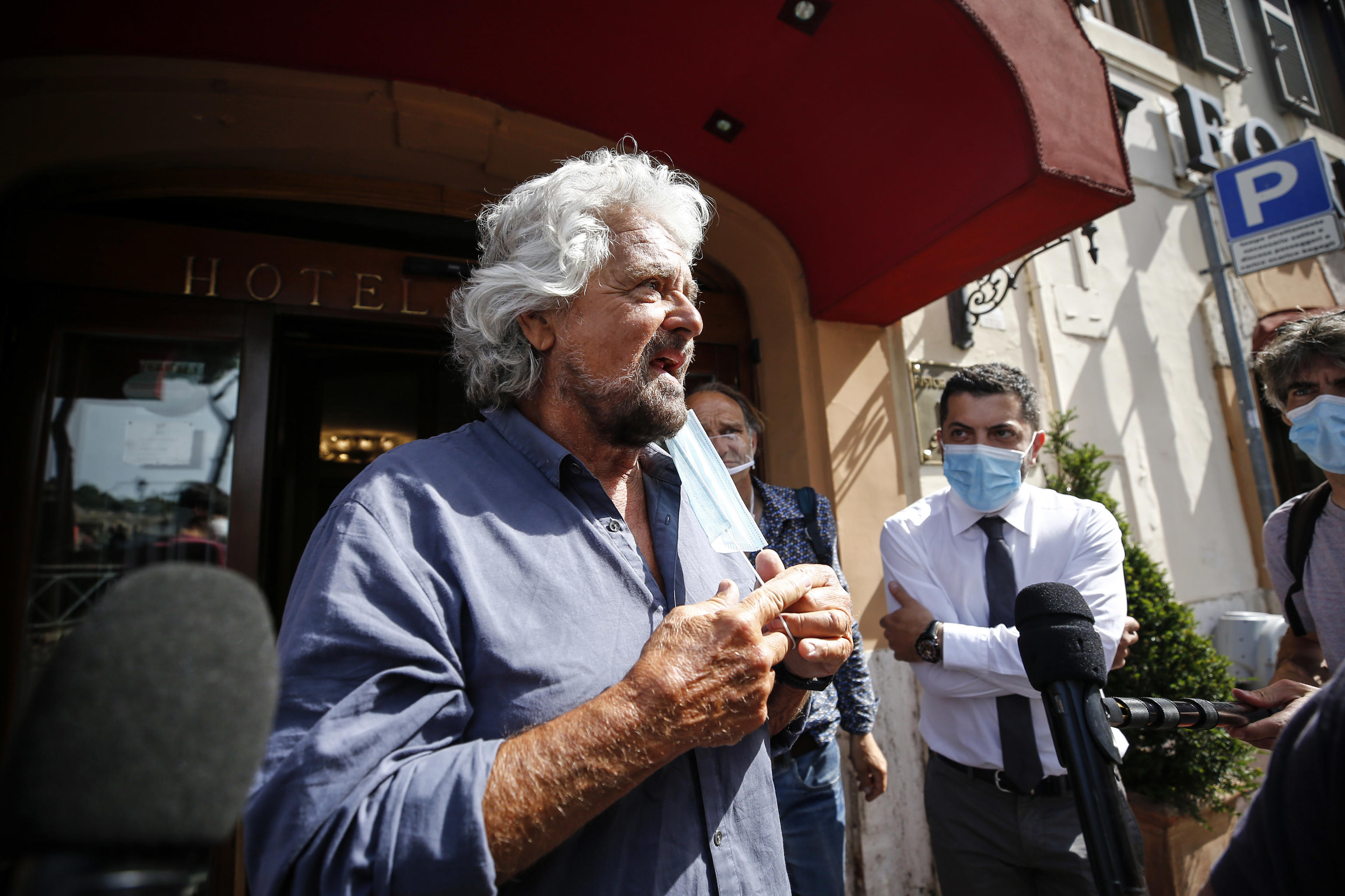 Beppe Grillo: «Ho la coscienza pulita, sono amareggiato per i tempi dell’inchiesta»