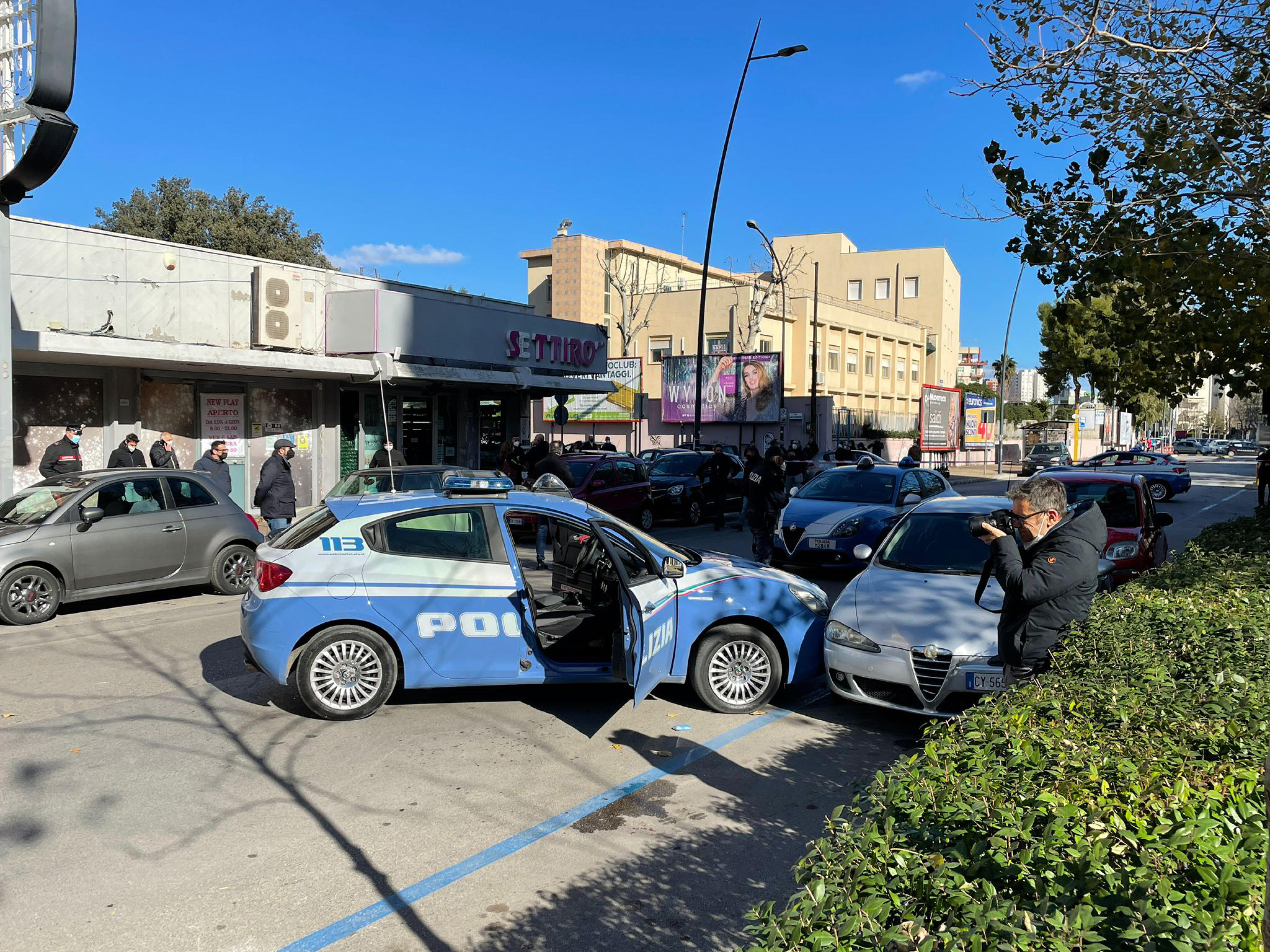 Due agenti della Questura di Taranto sono stati feriti con alcuni colpi di pistola da un uomo a bordo di un'auto che stavano inseguendo. Uno dei poliziotti è stato ferito in modo più lieve alla mano, l'altro è stato colpito al costato ma non sarebbe in pericolo di vita. L'uomo che ha sparato ha tentato la fuga a piedi ma è stato bloccato e arrestato dopo un centinaio di metri. Il conflitto a fuoco è avvenuto in viale Magna Grecia, all'altezza di un bar, Taranto, 22 gennaio 2022.
ANSA/RENATO INGENITO